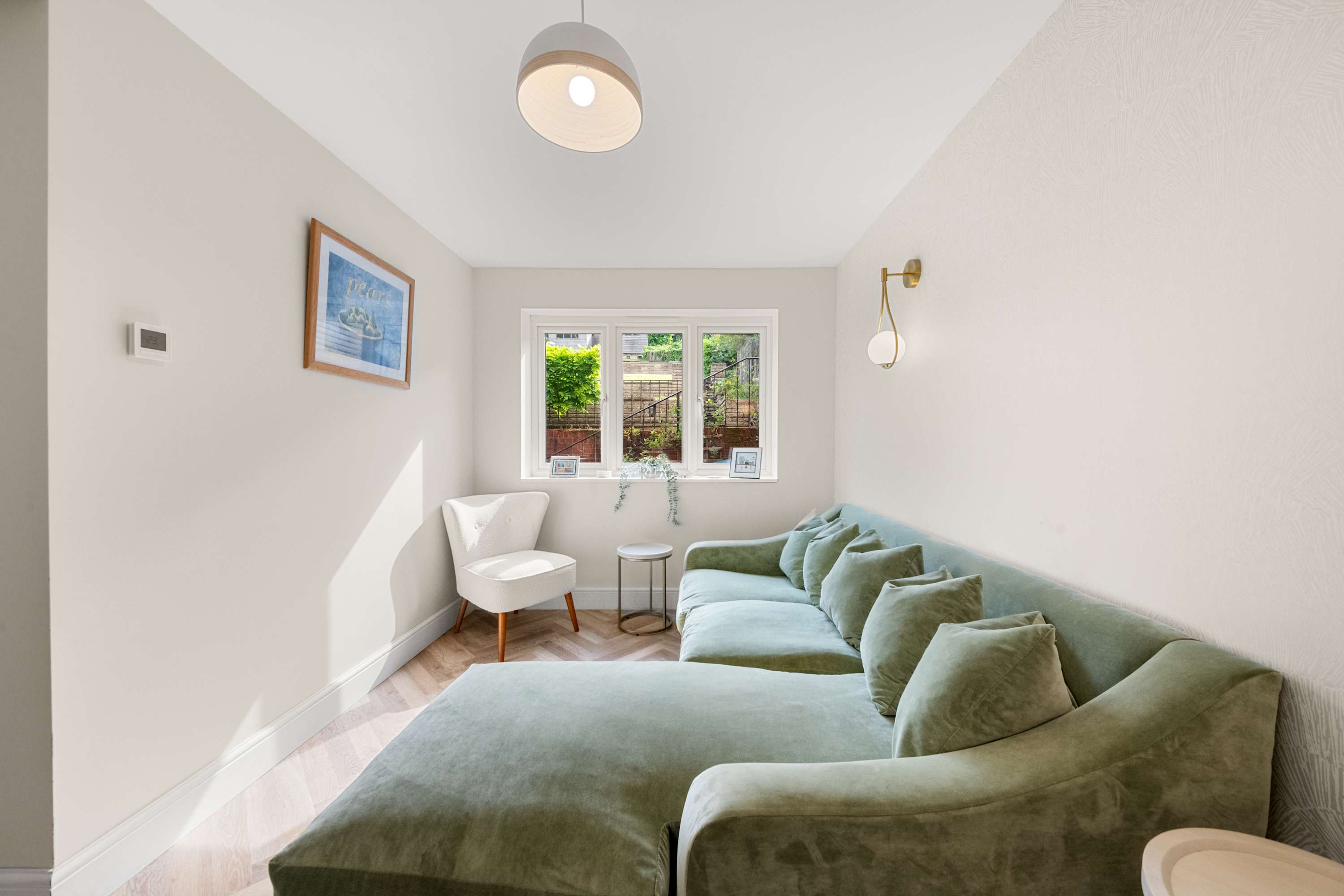 4 Bed House in Coulsdon, by ARP Homes, Driveway & Big Garden, Perfect for Families and Insurance Stays in 160 Caterham Drive CR5 1JL - Property image 11 - VivreStays
