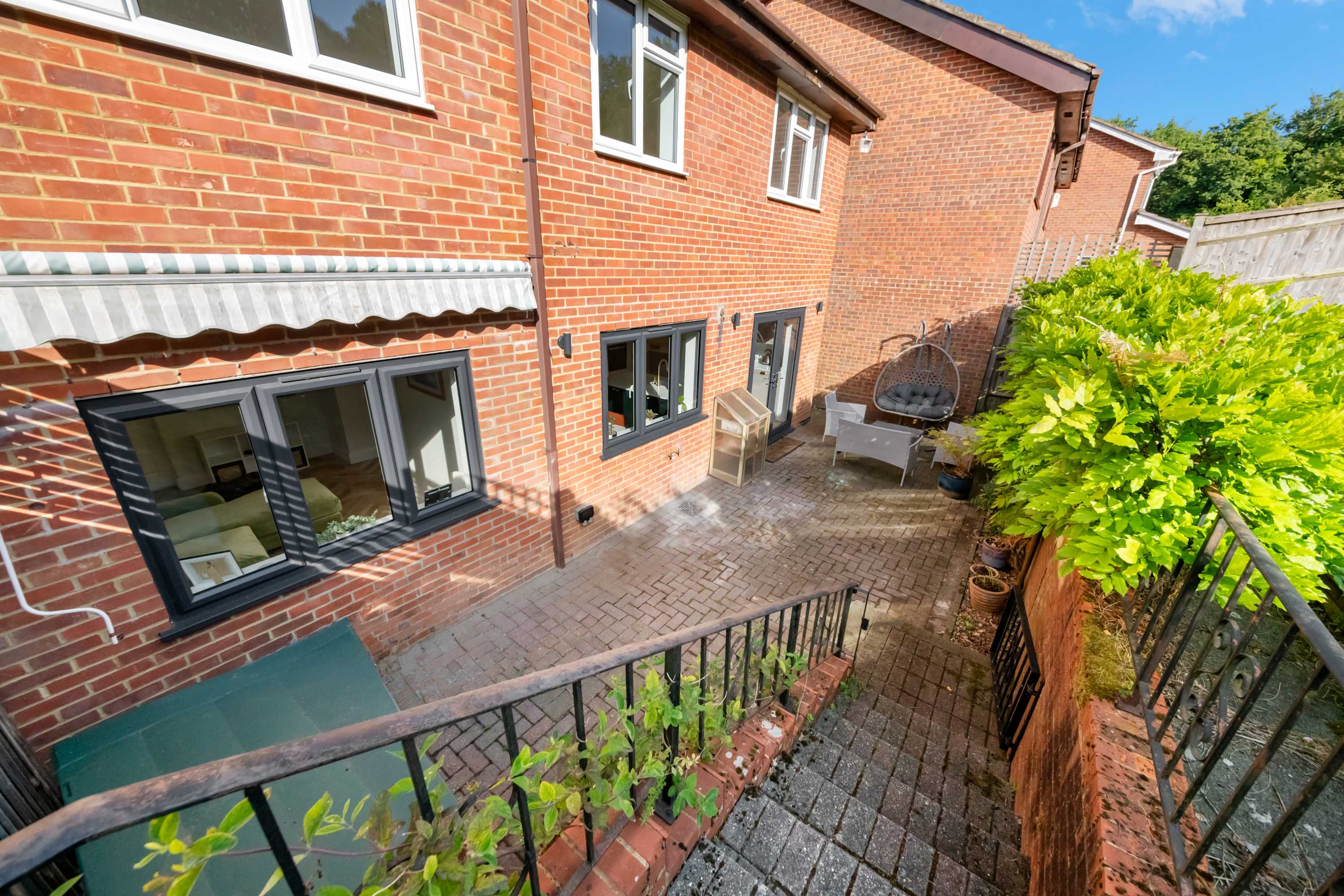 4 Bed House in Coulsdon, by ARP Homes, Driveway & Big Garden, Perfect for Families and Insurance Stays in 160 Caterham Drive CR5 1JL - Property image 47 - VivreStays