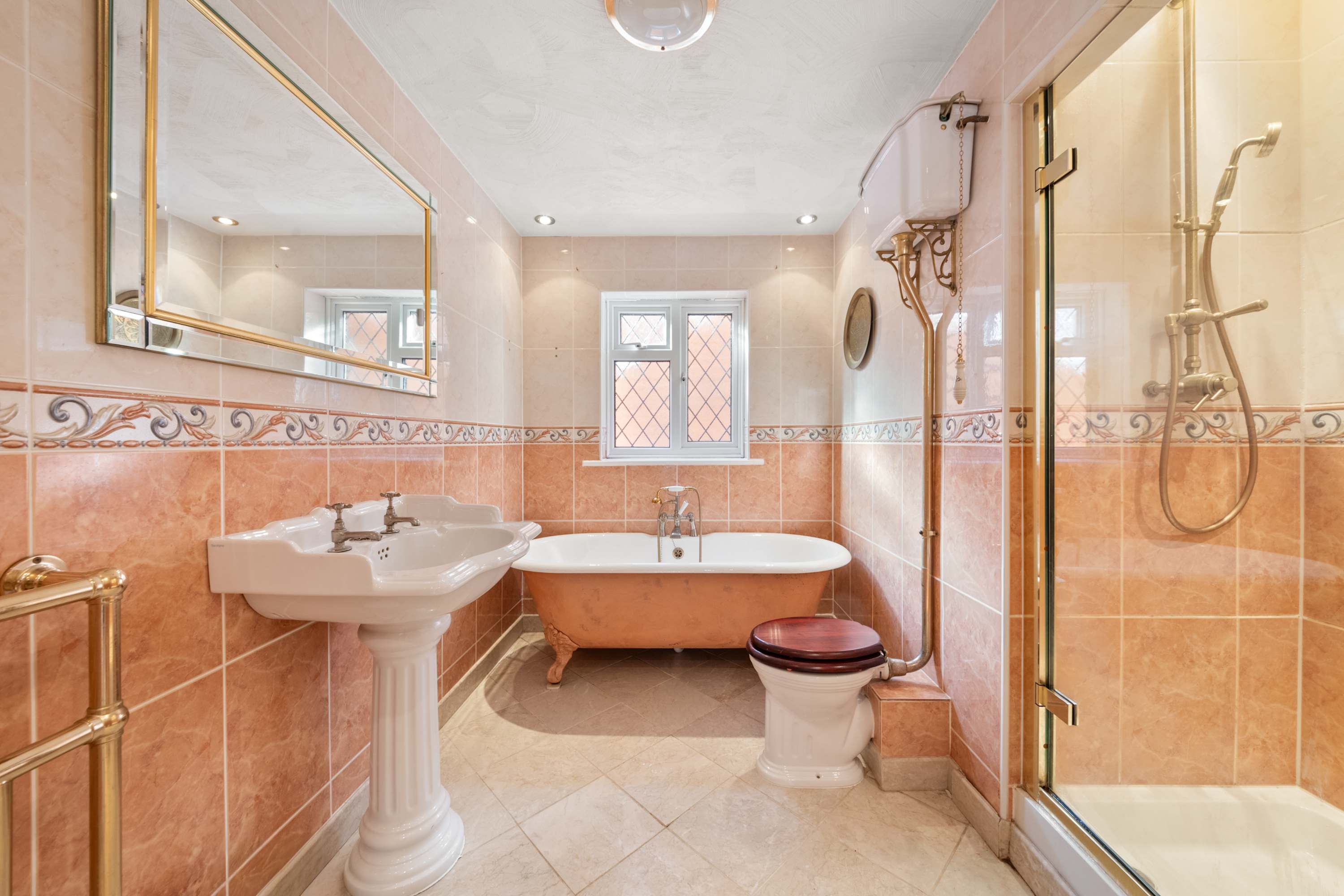 4 Bed House in Coulsdon, by ARP Homes, Driveway & Big Garden, Perfect for Families and Insurance Stays in 160 Caterham Drive CR5 1JL - Property image 31 - VivreStays