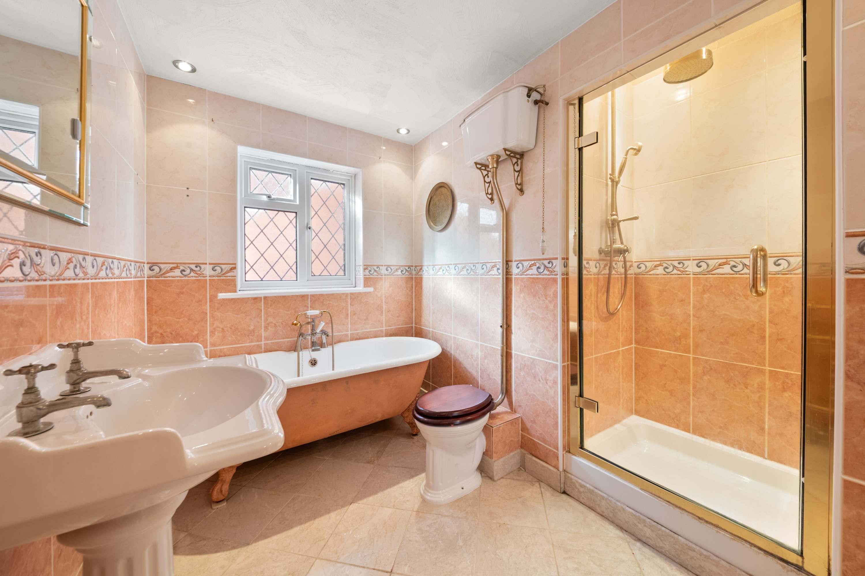 4 Bed House in Coulsdon, by ARP Homes, Driveway & Big Garden, Perfect for Families and Insurance Stays in 160 Caterham Drive CR5 1JL - Property image 32 - VivreStays