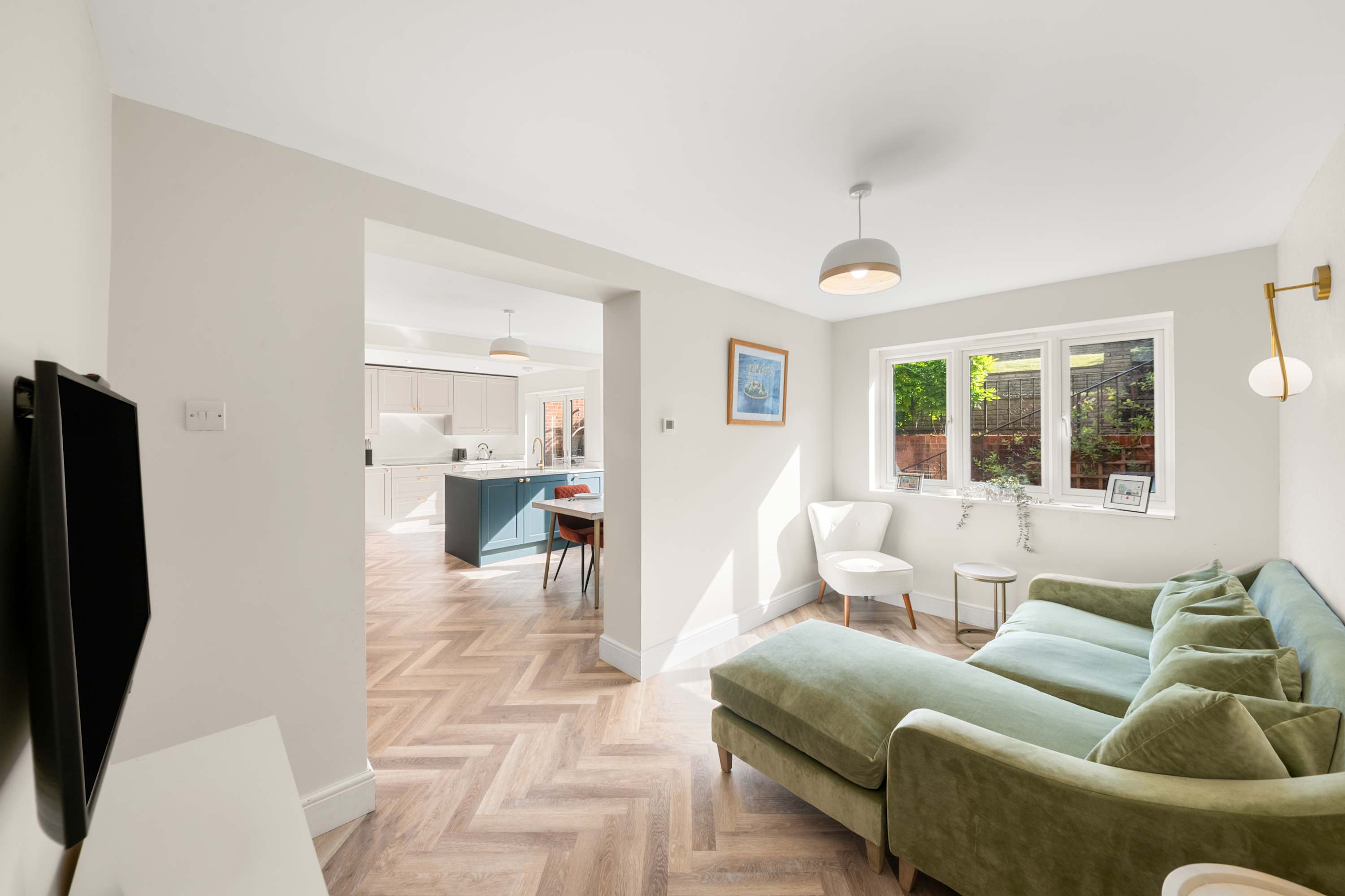 4 Bed House in Coulsdon, by ARP Homes, Driveway & Big Garden, Perfect for Families and Insurance Stays in 160 Caterham Drive CR5 1JL - Property image 36 - VivreStays