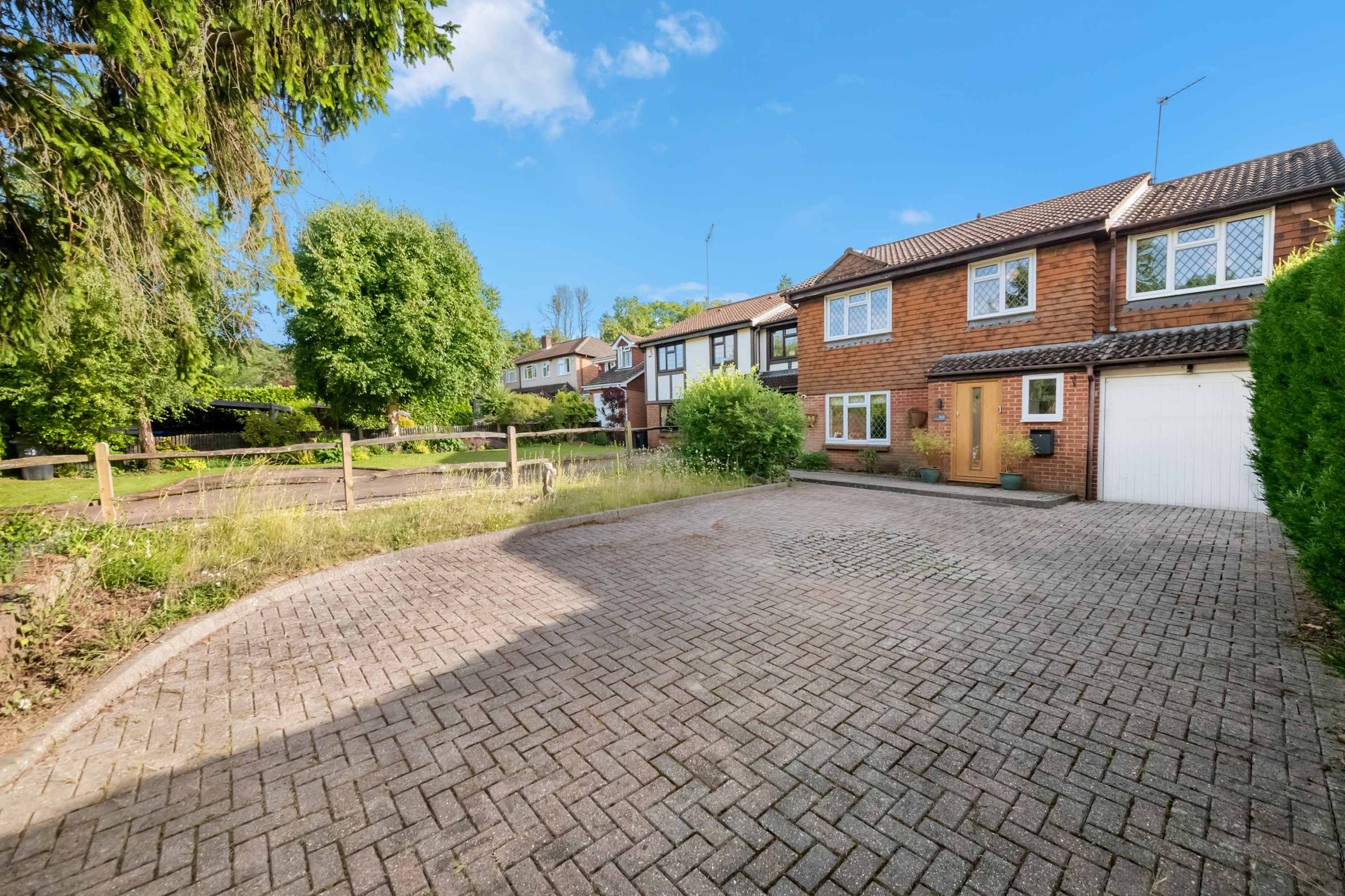 4 Bed House in Coulsdon, by ARP Homes, Driveway & Big Garden, Perfect for Families and Insurance Stays in 160 Caterham Drive CR5 1JL - Property image 50 - VivreStays