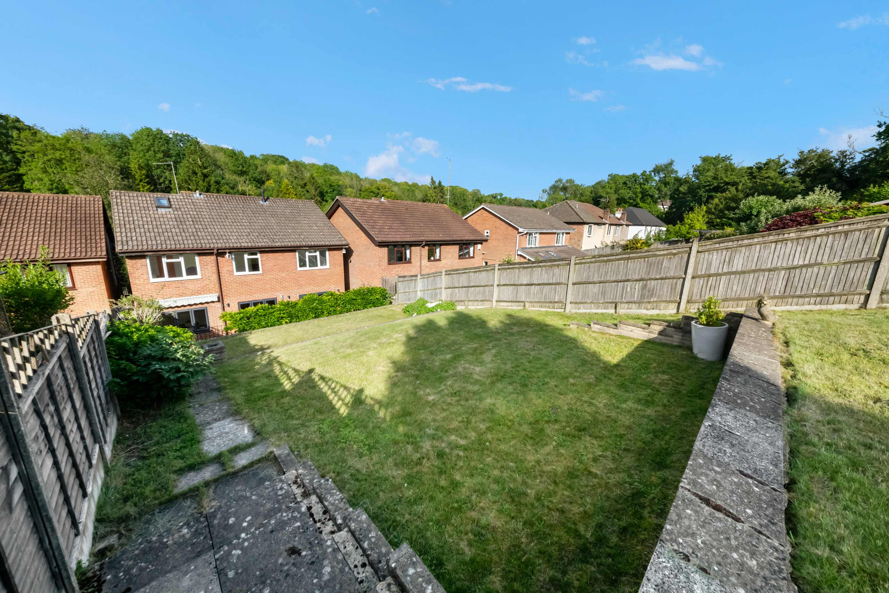 4 Bed House in Coulsdon, by ARP Homes, Driveway & Big Garden, Perfect for Families and Insurance Stays in 160 Caterham Drive CR5 1JL - Property image 49 - VivreStays