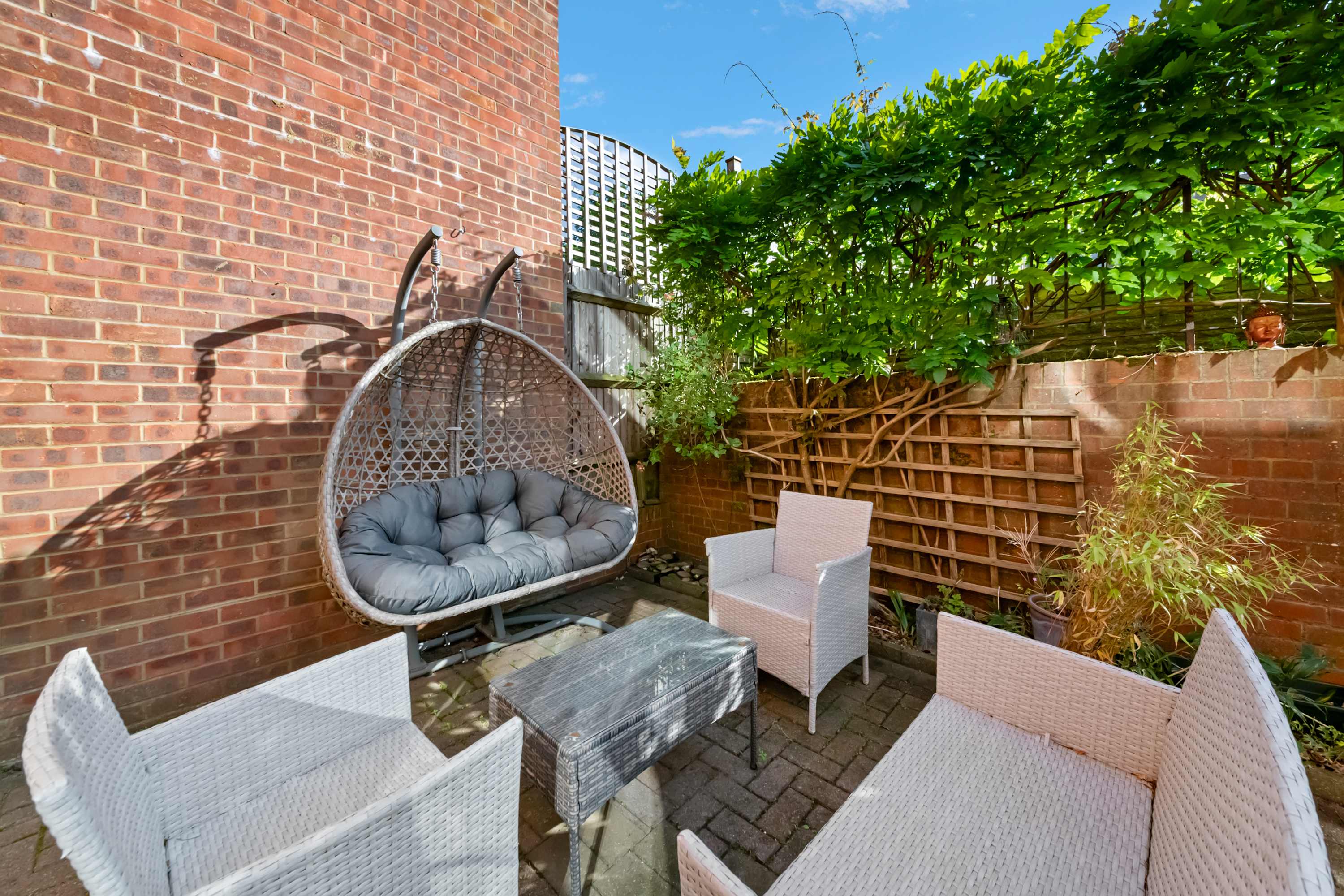 4 Bed House in Coulsdon, by ARP Homes, Driveway & Big Garden, Perfect for Families and Insurance Stays in 160 Caterham Drive CR5 1JL - Property image 48 - VivreStays
