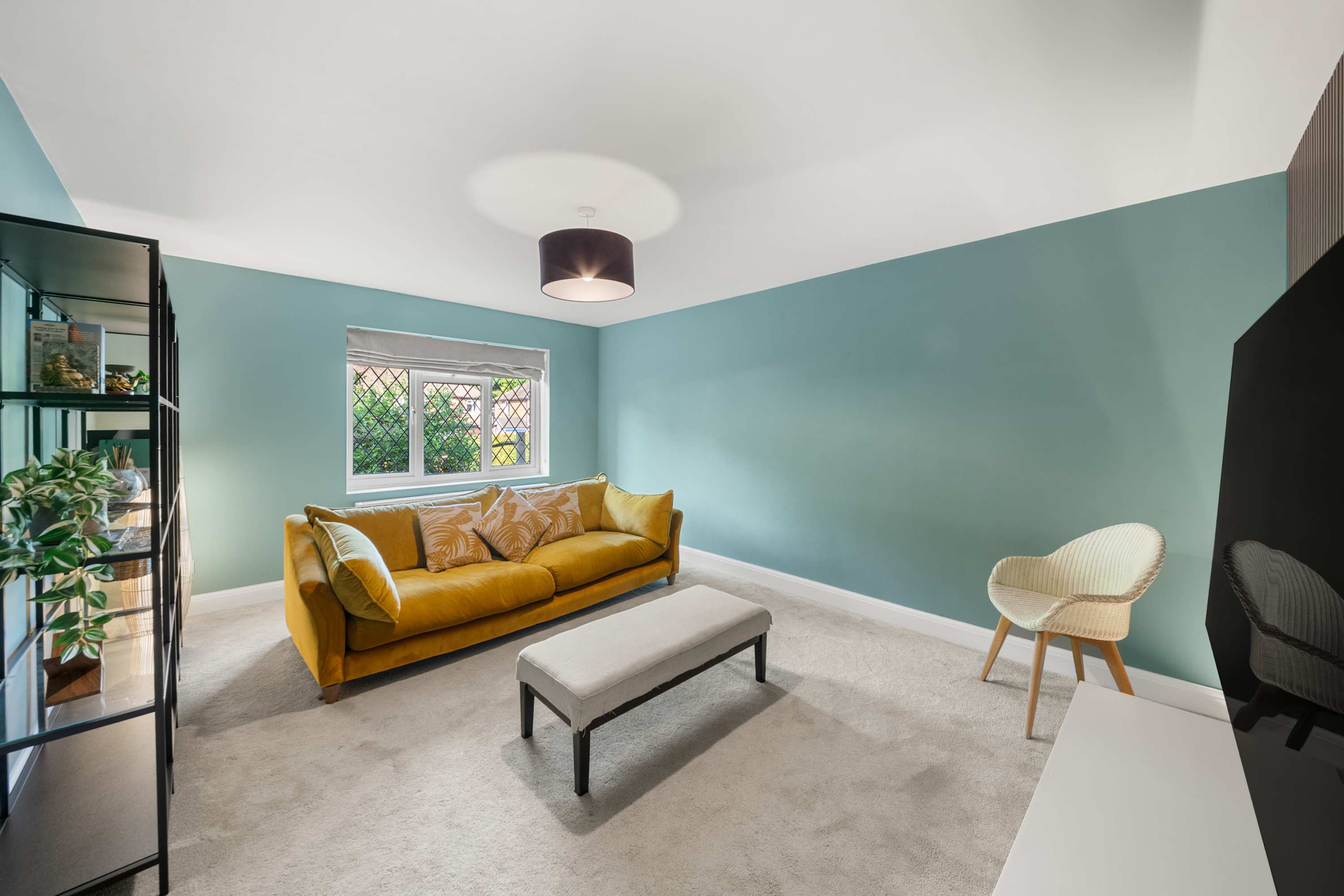 4 Bed House in Coulsdon, by ARP Homes, Driveway & Big Garden, Perfect for Families and Insurance Stays in 160 Caterham Drive CR5 1JL - Property image 42 - VivreStays