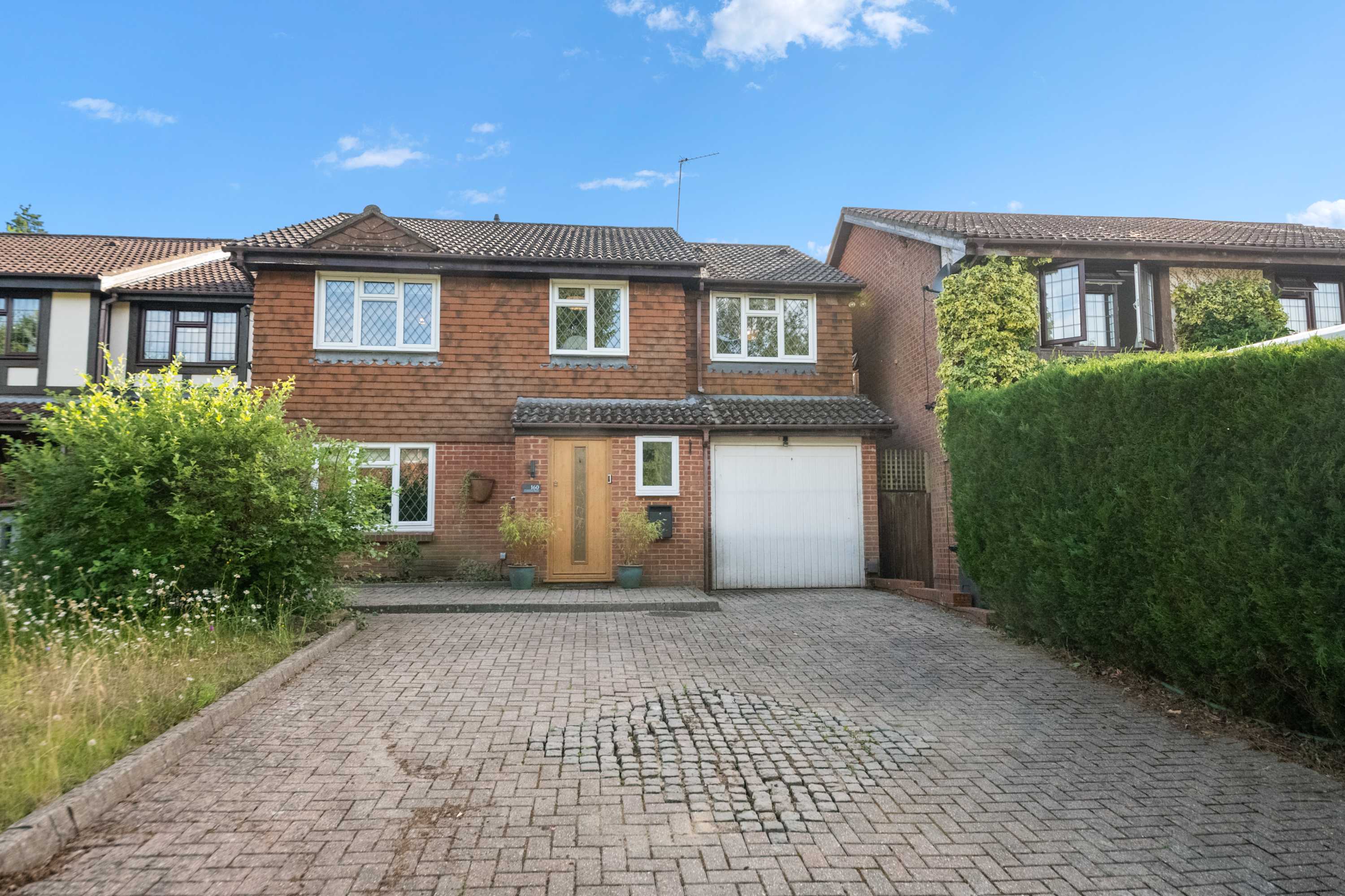 4 Bed House in Coulsdon, by ARP Homes, Driveway & Big Garden, Perfect for Families and Insurance Stays in 160 Caterham Drive CR5 1JL - Property image 51 - VivreStays