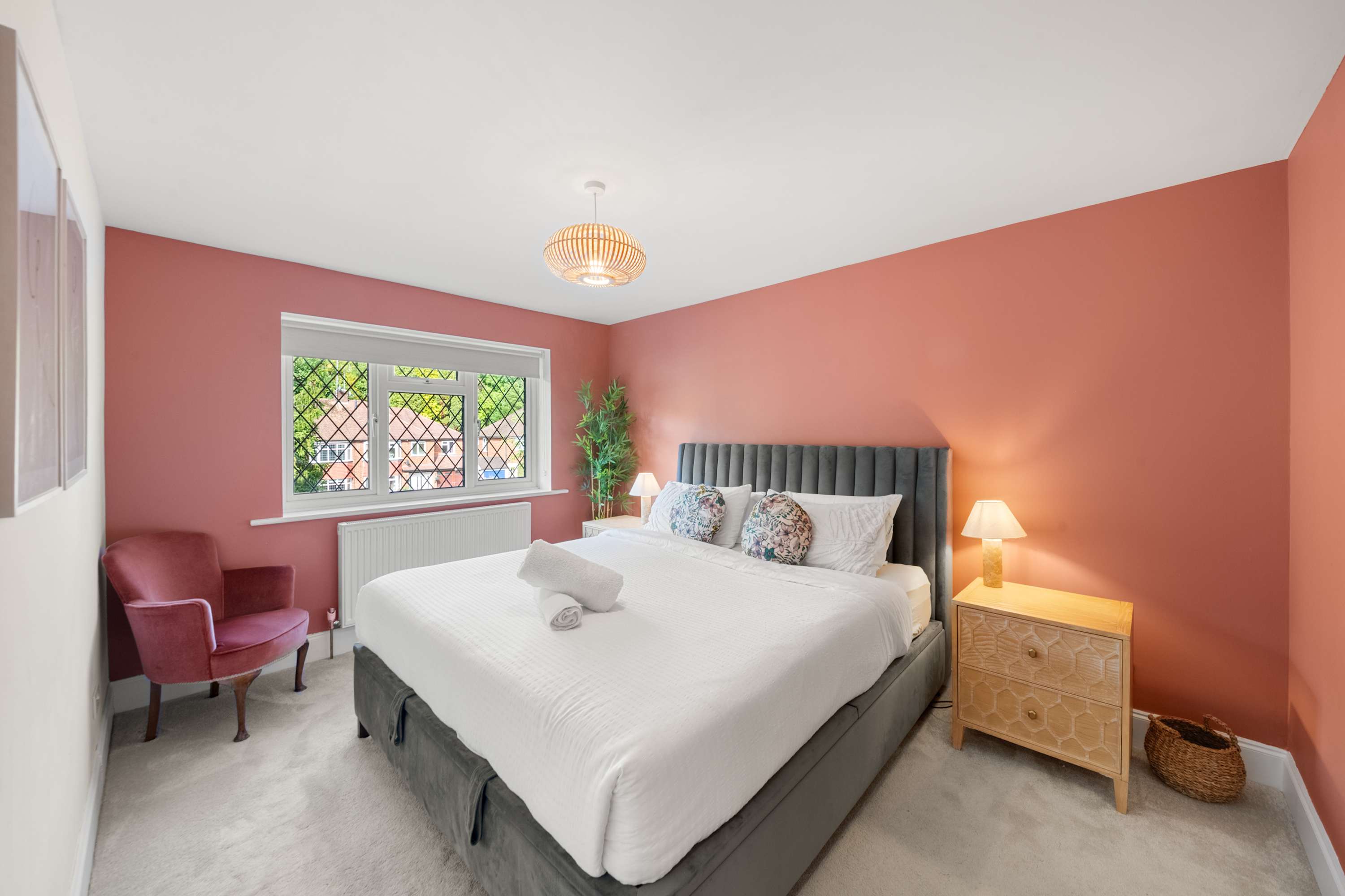 4 Bed House in Coulsdon, by ARP Homes, Driveway & Big Garden, Perfect for Families and Insurance Stays in 160 Caterham Drive CR5 1JL - Property image 4 - VivreStays