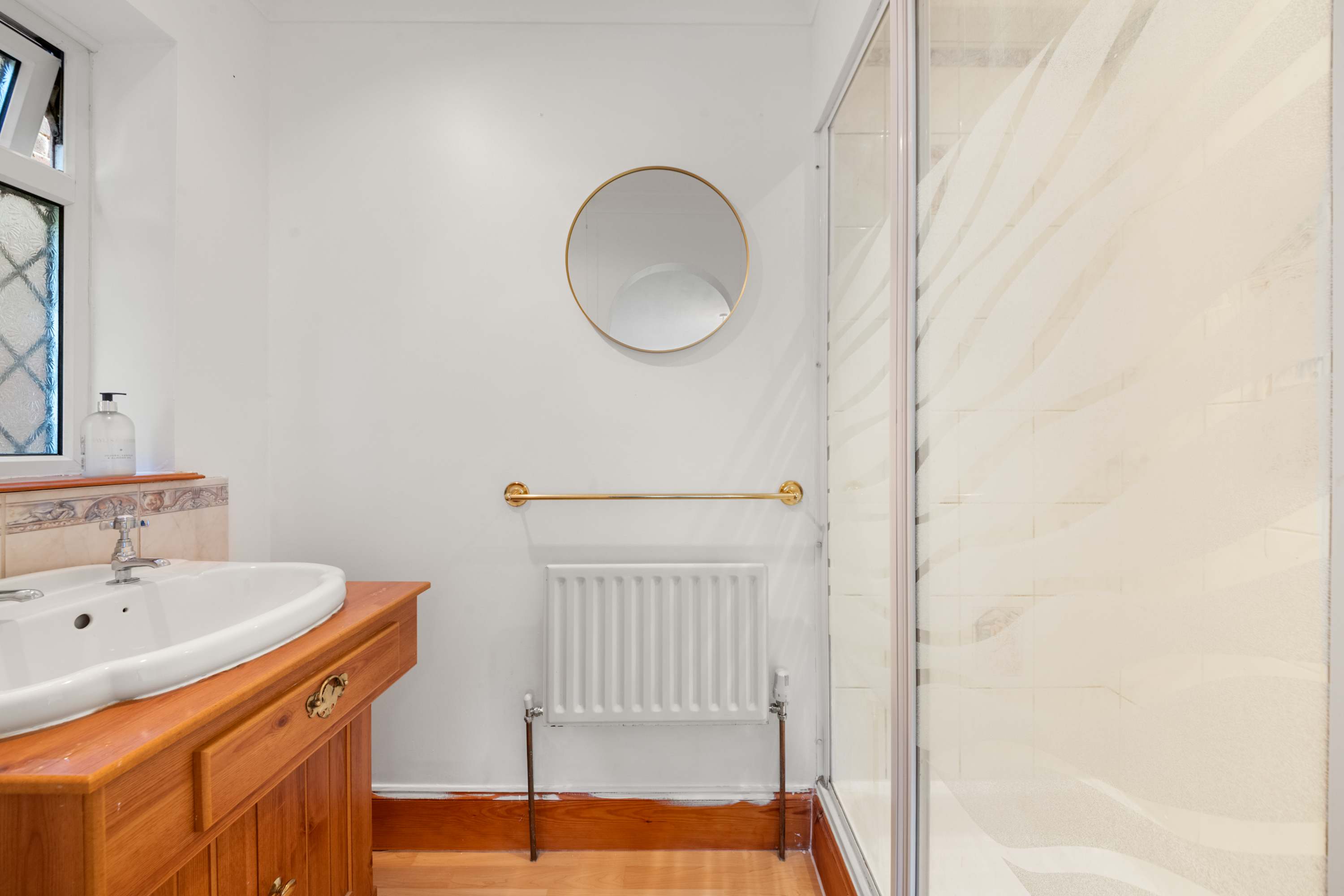 4 Bed House in Coulsdon, by ARP Homes, Driveway & Big Garden, Perfect for Families and Insurance Stays in 160 Caterham Drive CR5 1JL - Property image 46 - VivreStays