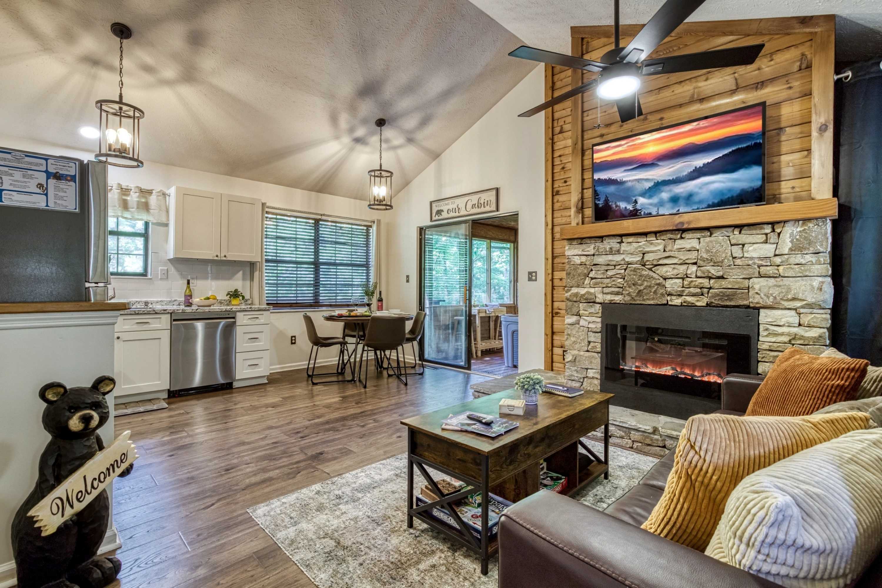 Cozy Cabin, Close to Dollywood & Dog Friendly!