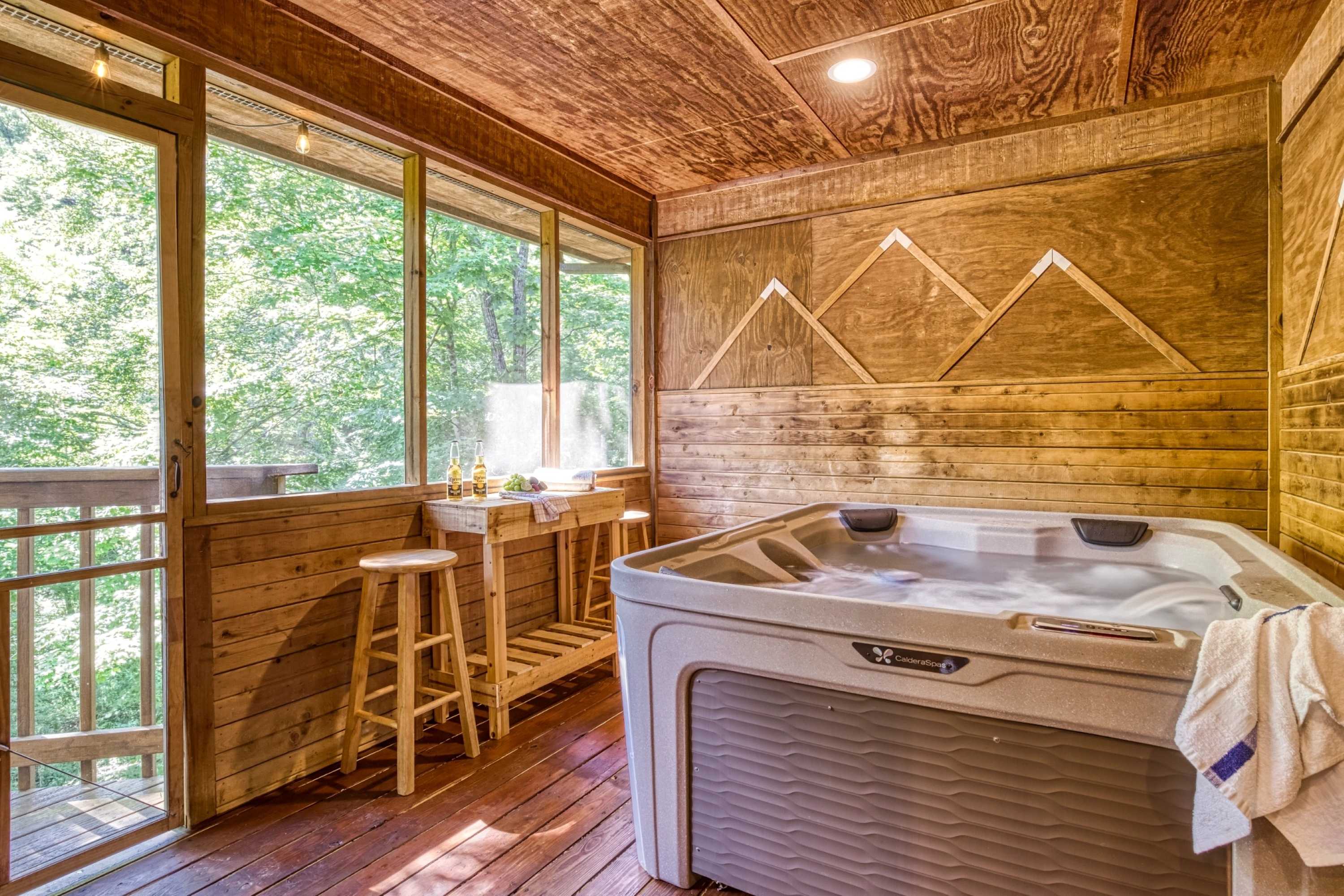 Cozy Cabin, Close to Dollywood & Dog Friendly!