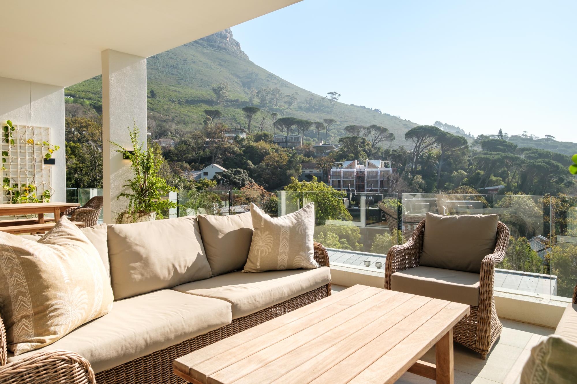 4 Bed Higgovale Mountain Views Sandstone Apartment 6