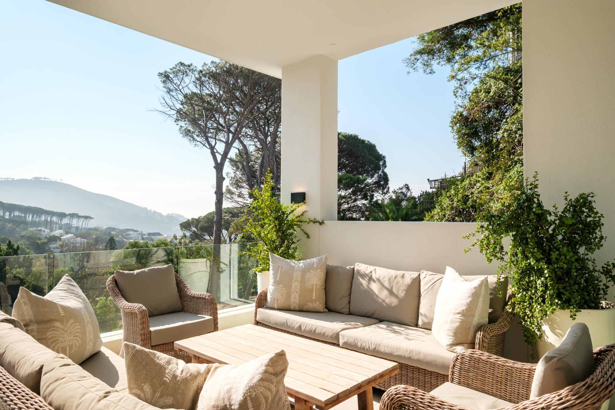 4 Bed Higgovale Mountain Views Sandstone Apartment