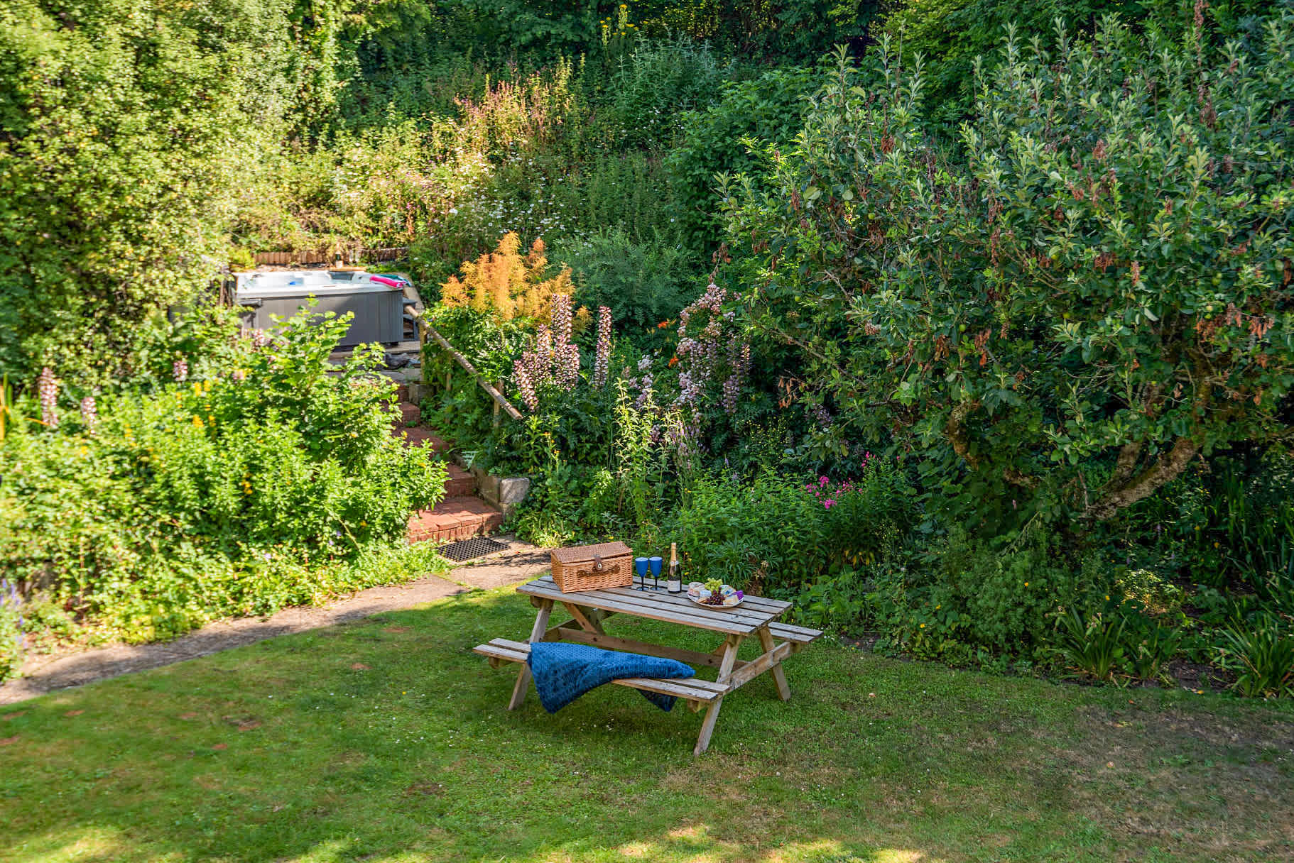 Pear Tree Cottage Village Thatched Home & Hot Tub in Saint Leonards View SP6 3PZ - Property image 38 - VivreStays