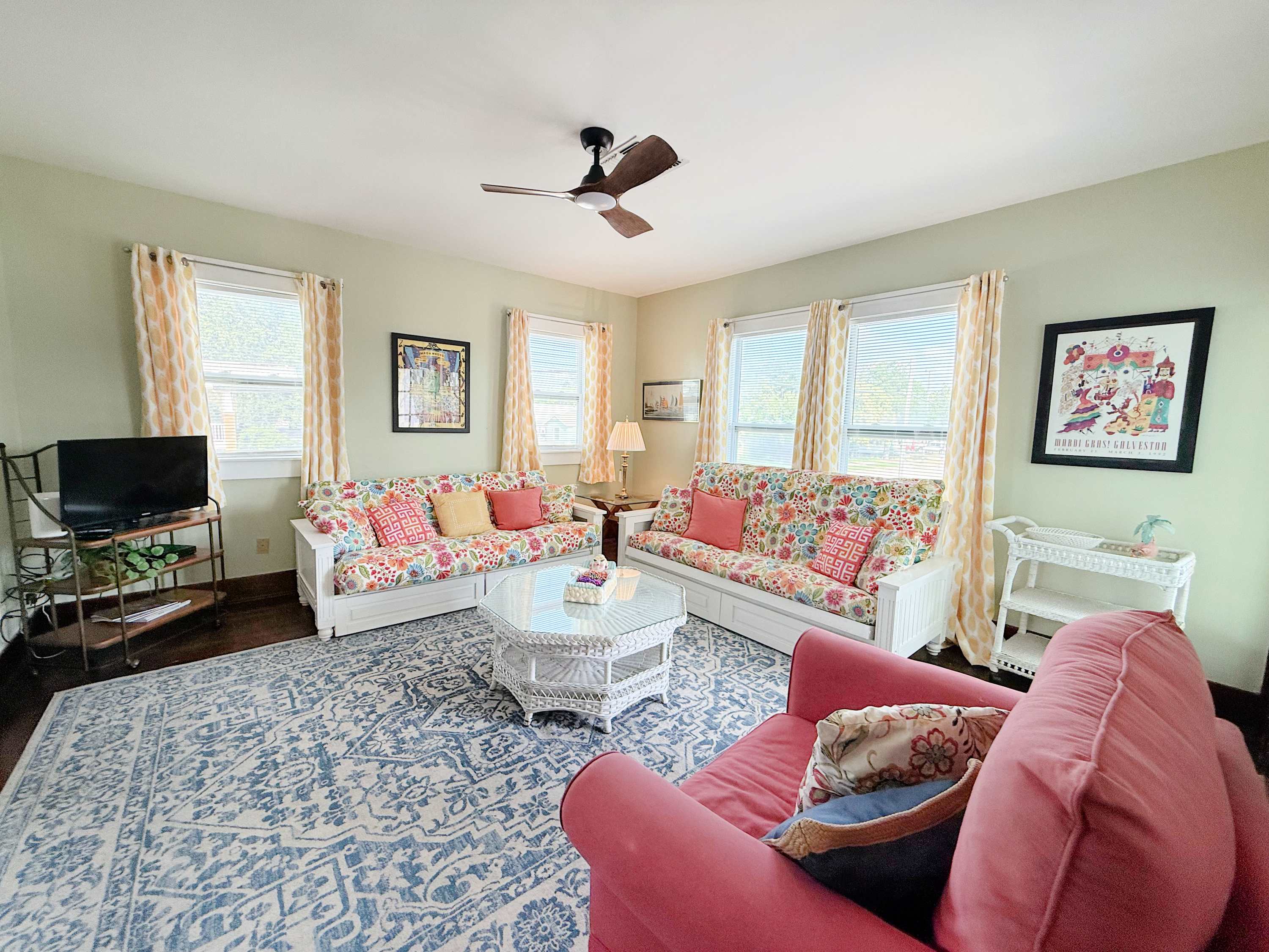 Blue Turtle Vintage Island Charm in Midtown | Photo 3