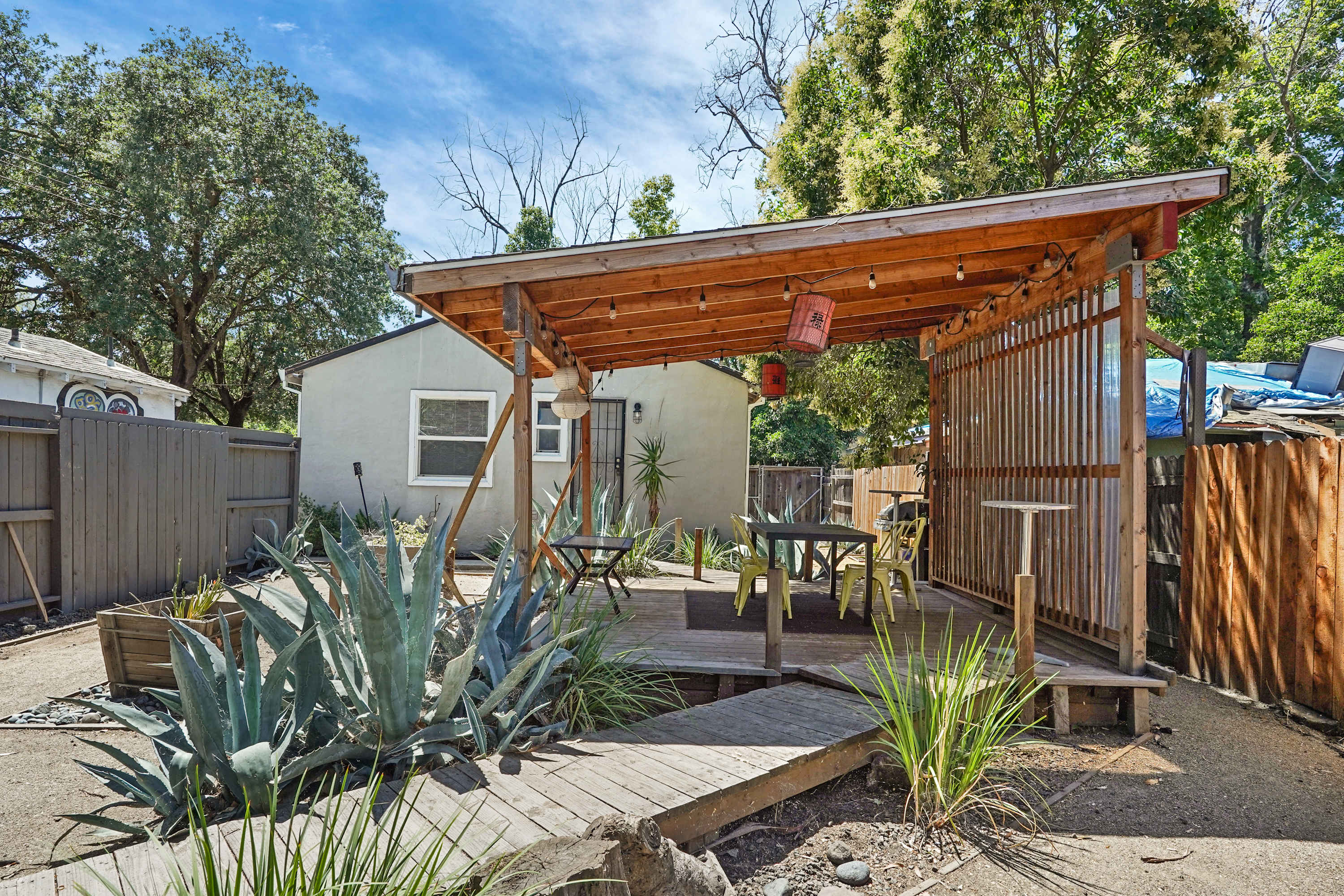 Smart, Eclectic ART HOUSE near the beat.