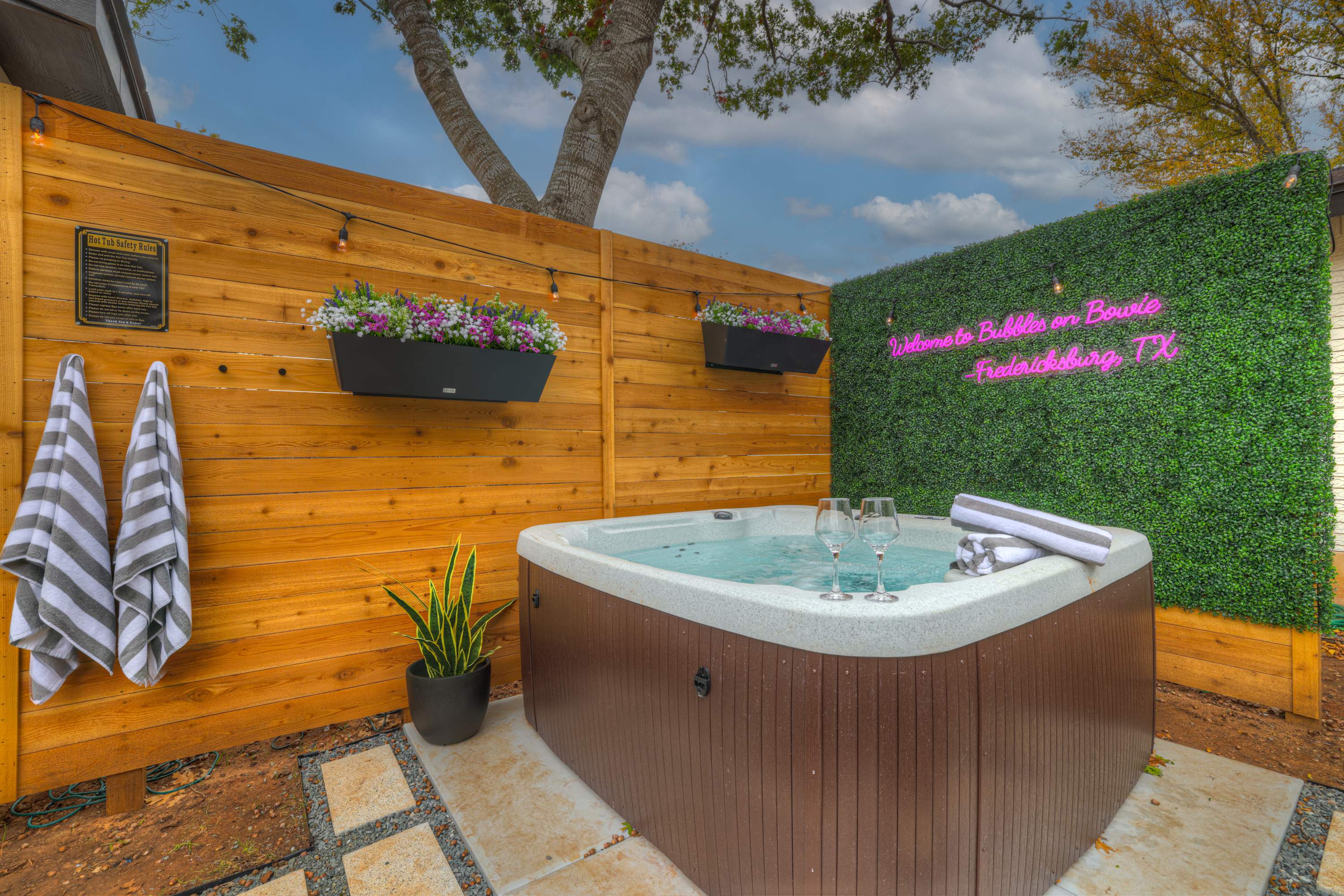 Bubble on Bowie - Mins to Main, Hot Tub & Fire Pit in Fredericksburg, TX