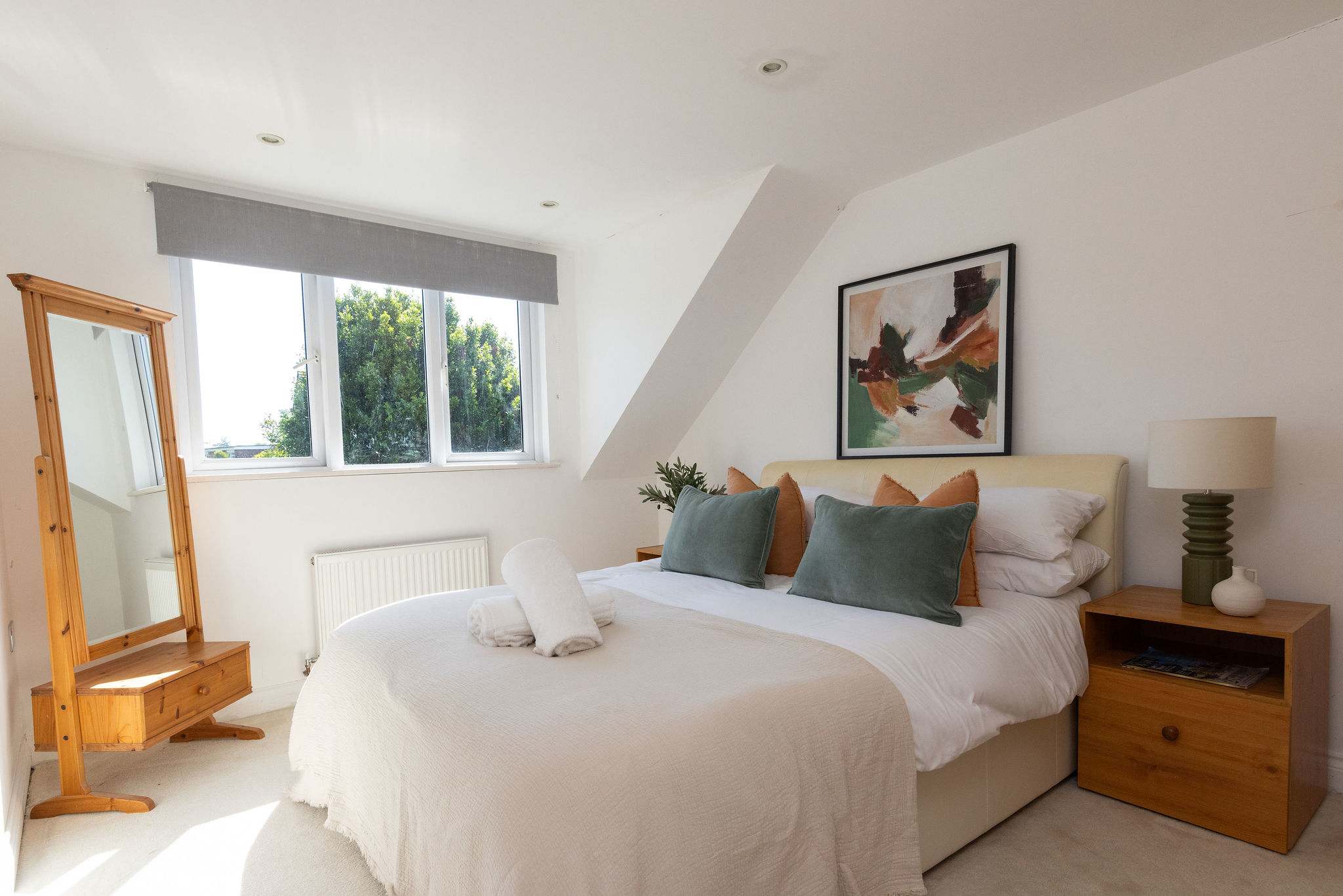 Wake up refreshed in this beautifully light double bedroom during your relaxing seaside break.