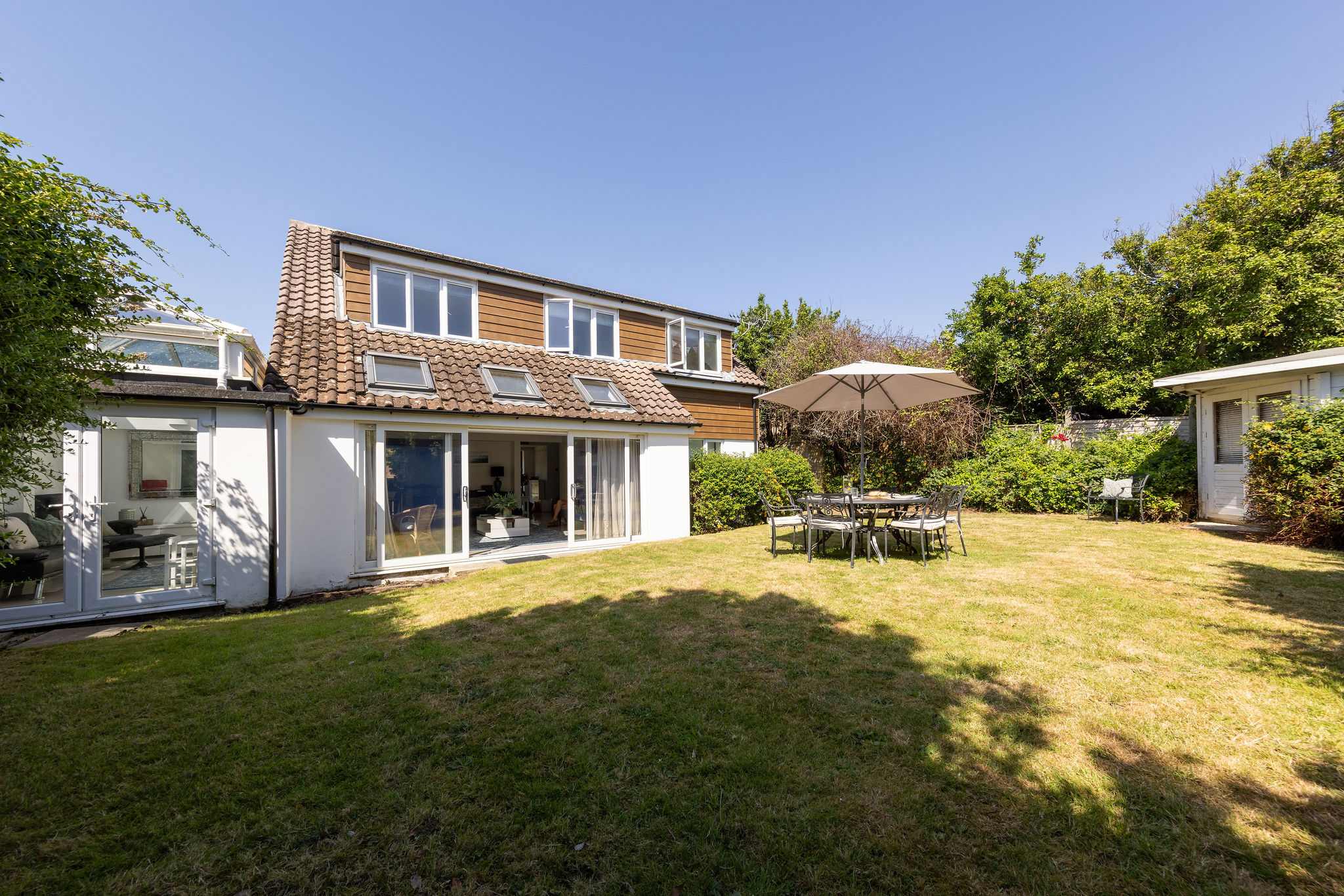 Enjoy a relaxing family getaway with a spacious garden at this beautiful holiday home.