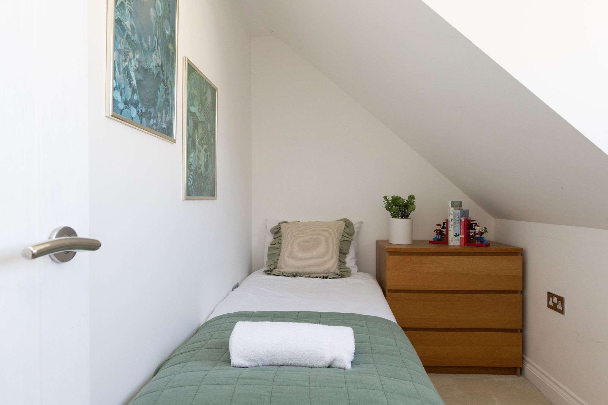 This cosy single room provides a peaceful space to rest during your coastal retreat.