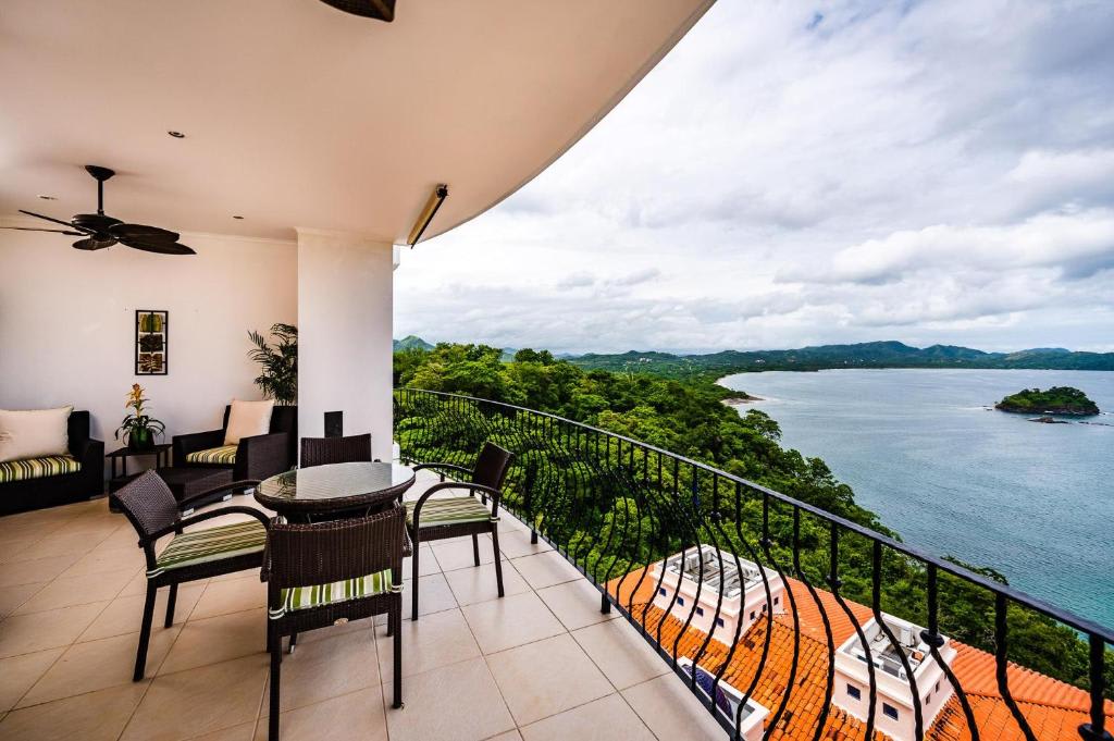 Stylish Oceanview Condo with Quick Beach Access, Modern Design...