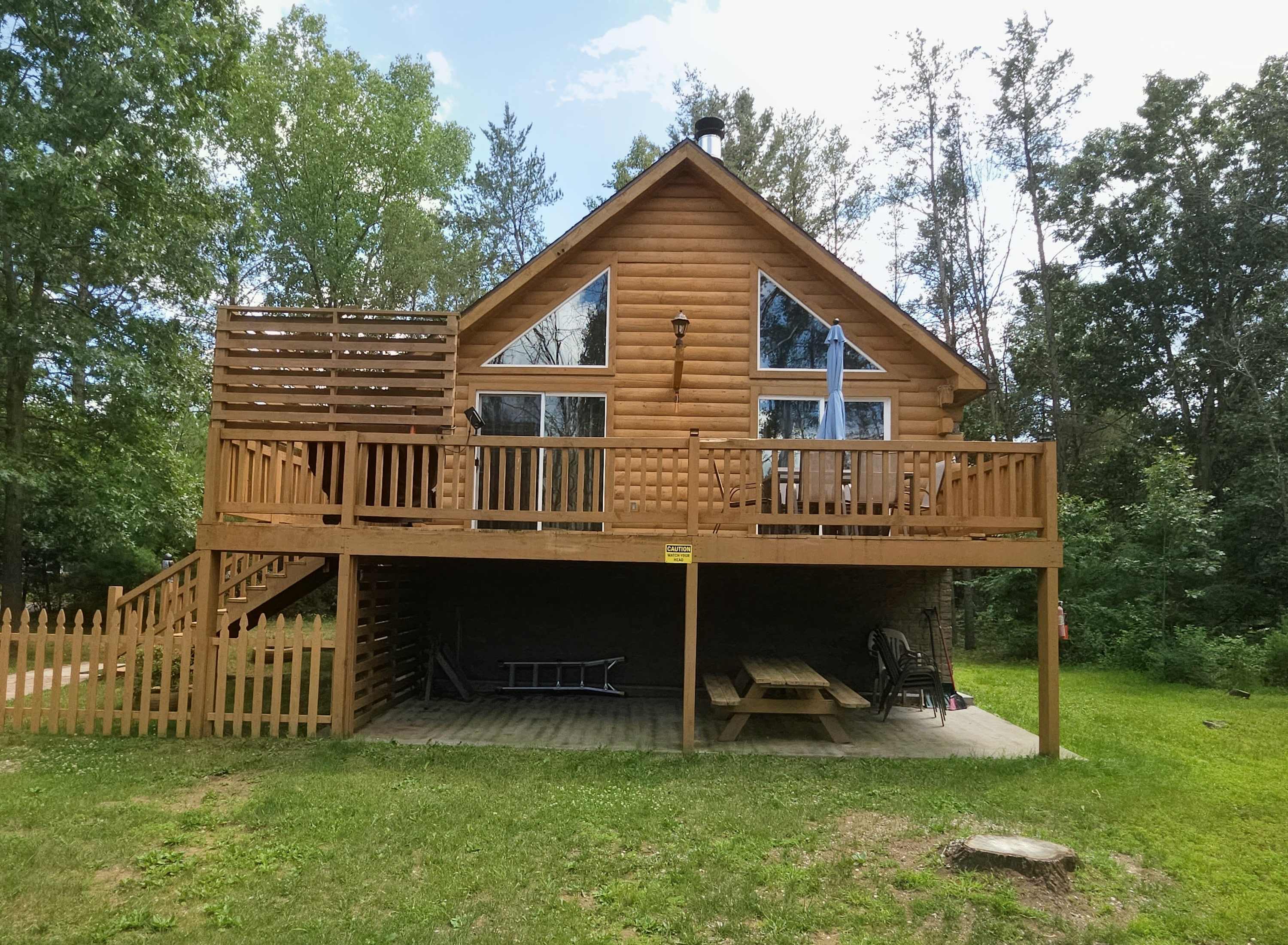 Charming Log Cabin- Boat, fish, hike & snowmobile—minutes to lakes & trails