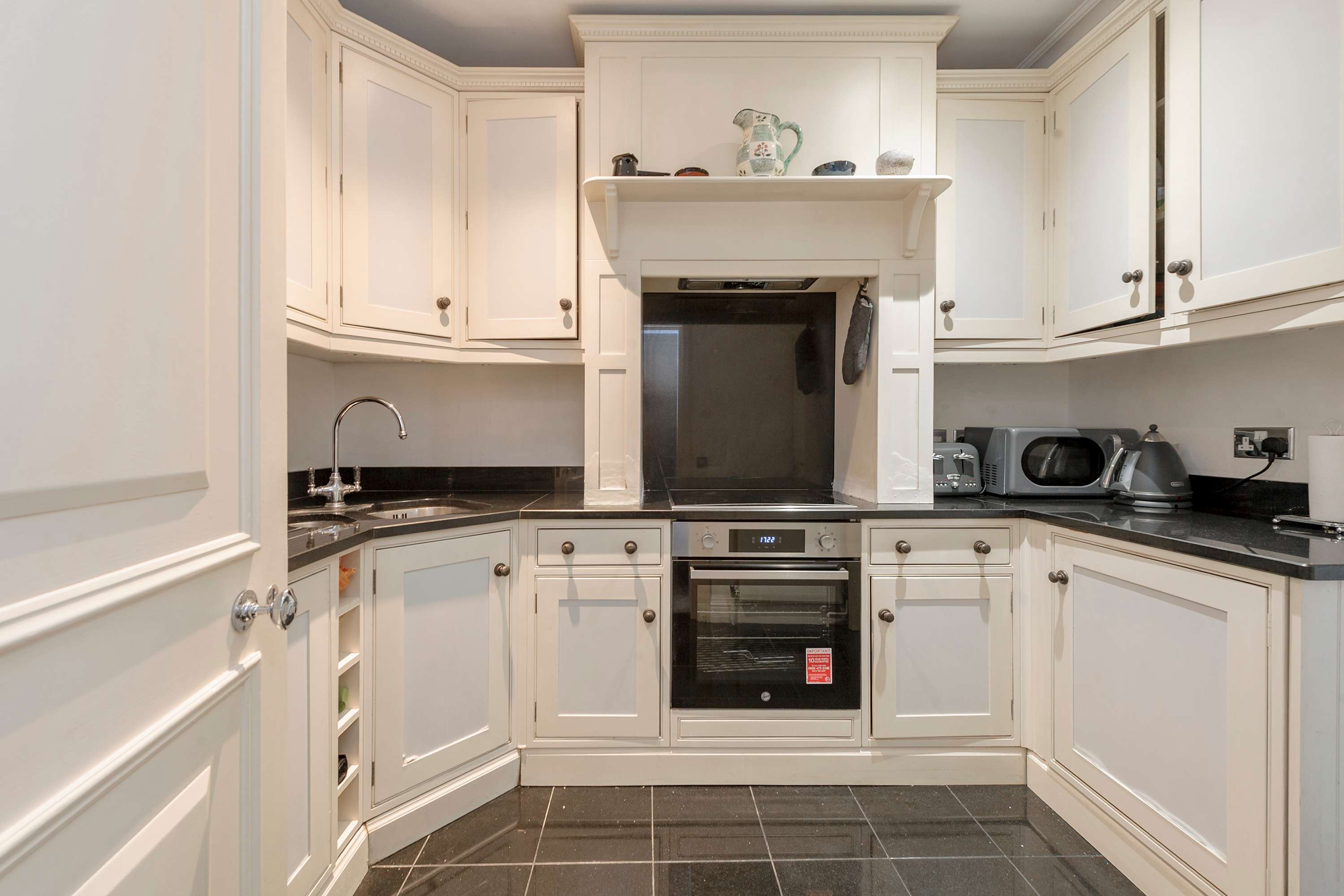 Charming & Spacious 1 bedroom Flat - South Kensington in Cranley Gardens SW7 3DA - Property image 8 - VivreStays