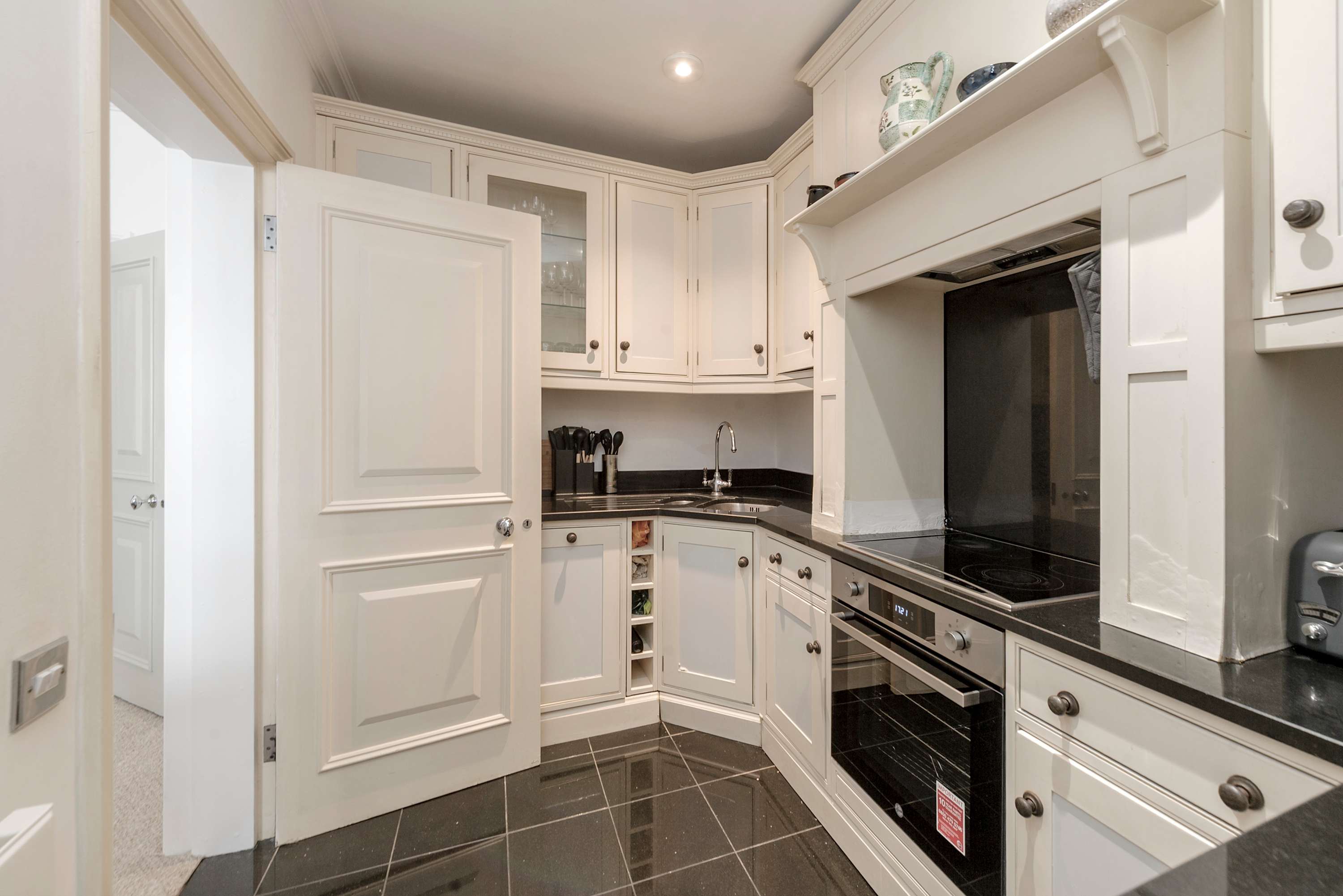 Charming & Spacious 1 bedroom Flat - South Kensington in Cranley Gardens SW7 3DA - Property image 9 - VivreStays