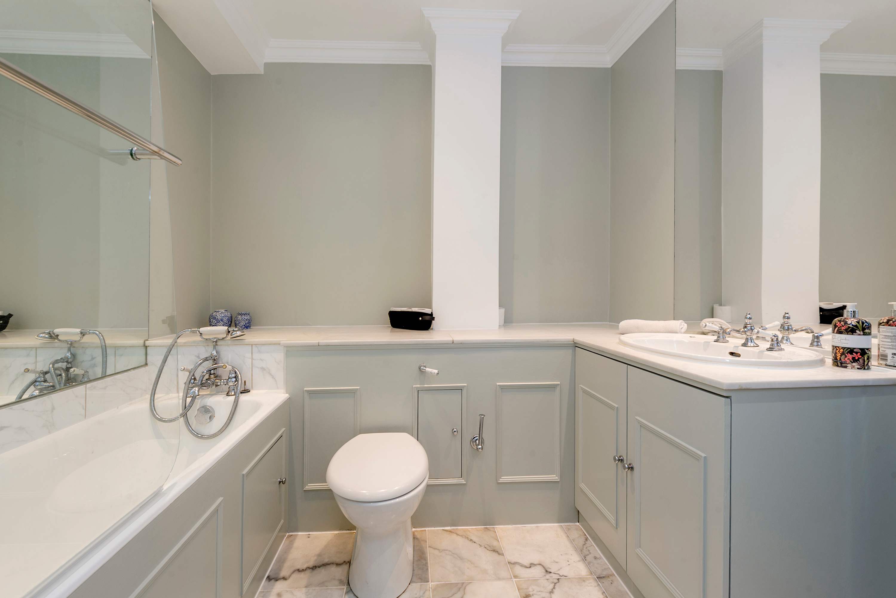 Charming & Spacious 1 bedroom Flat - South Kensington in Cranley Gardens SW7 3DA - Property image 15 - VivreStays