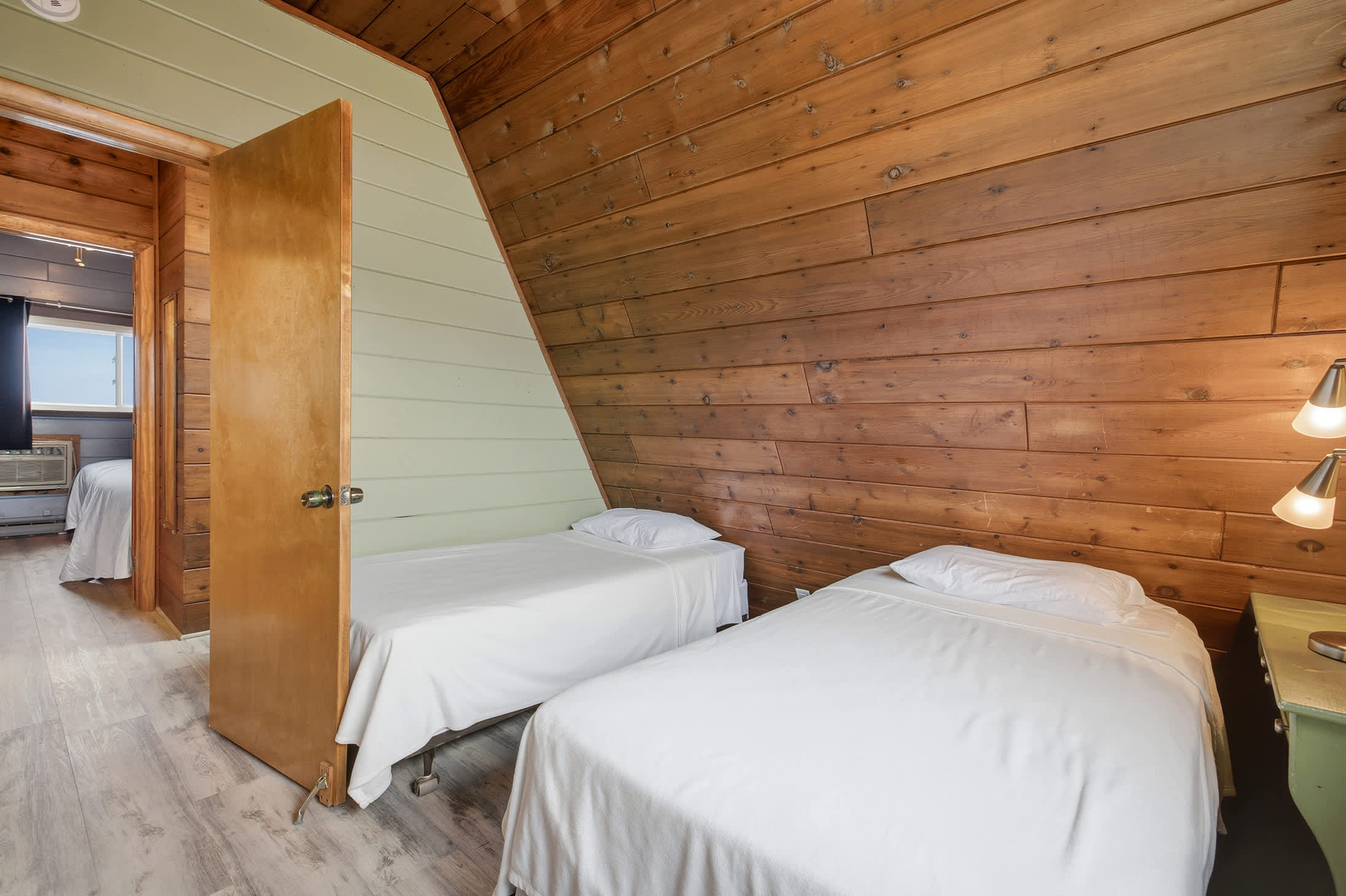 Separate twin beds make family and group stays more comfortable.