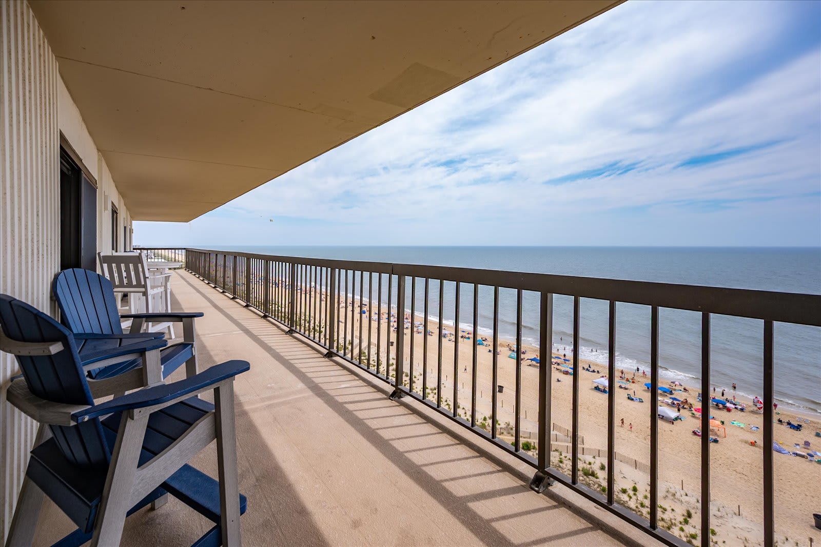 Direct Oceanfront Penthouse with Great Amenities