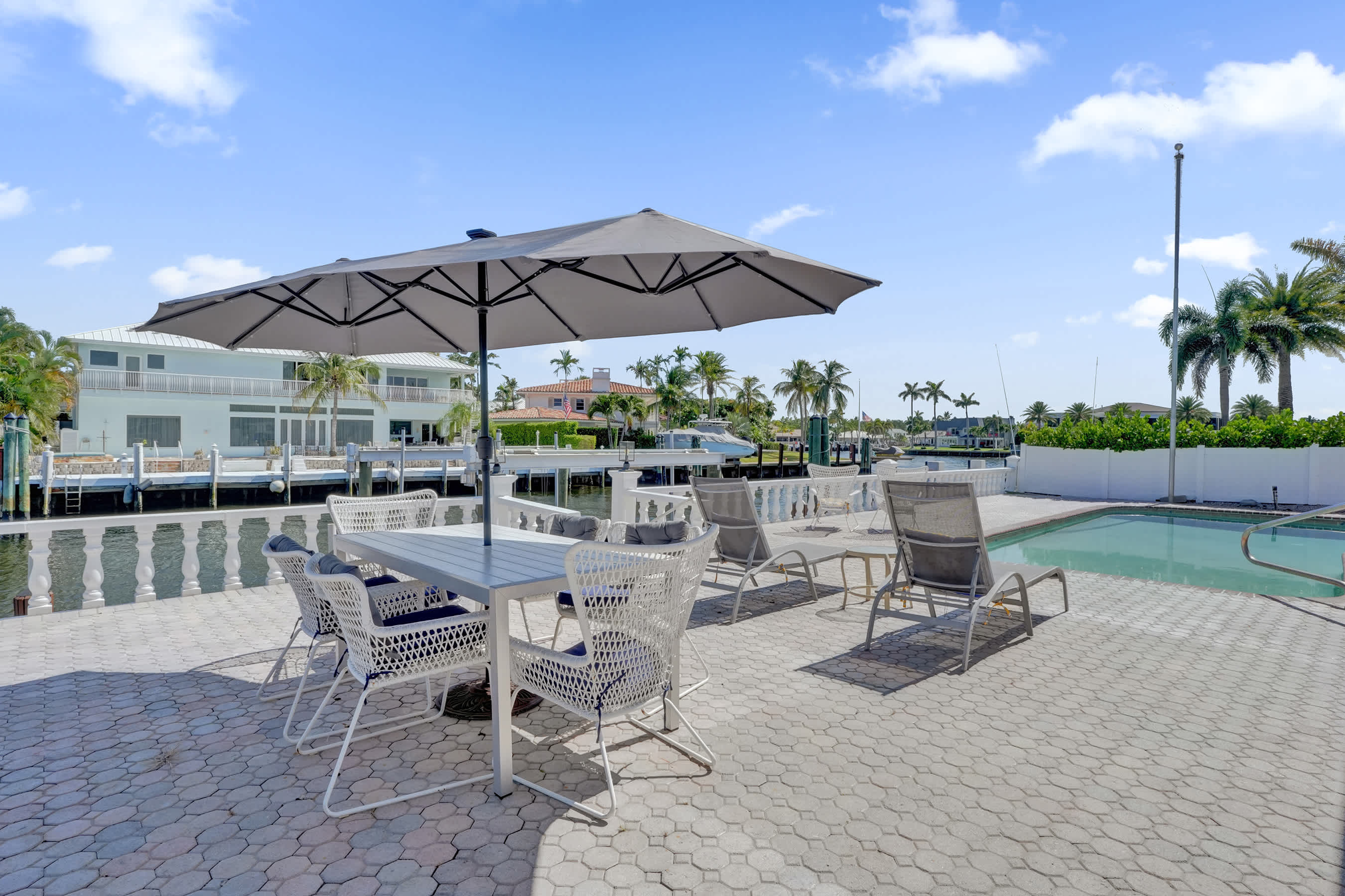 Waterfront Breeze Villa |  Walk to Beach