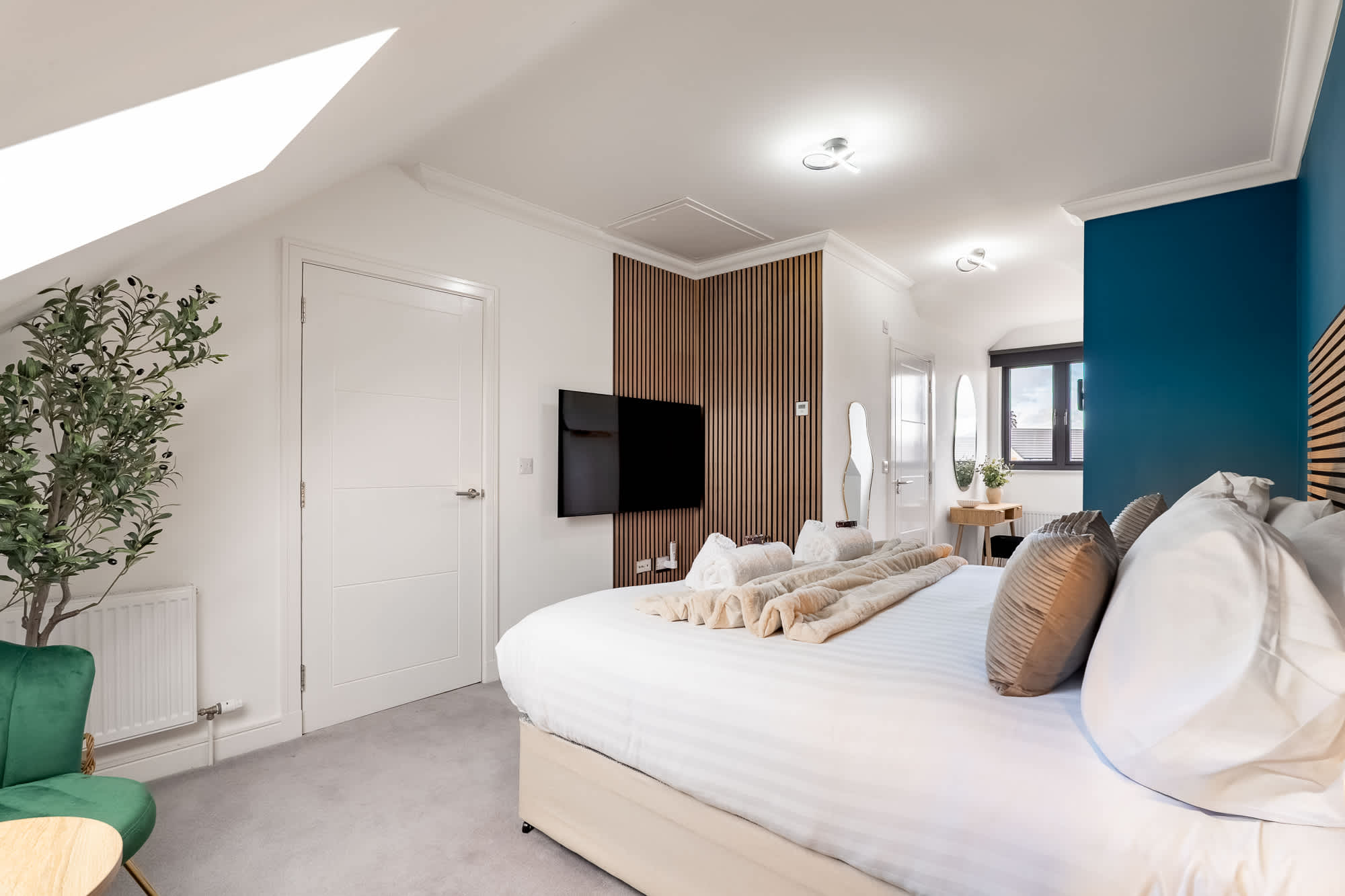 Hot Tub - Parking - Edinburgh Shawfair-Nr Hospital in Dunderhall EH22 - Property image 5 - VivreStays