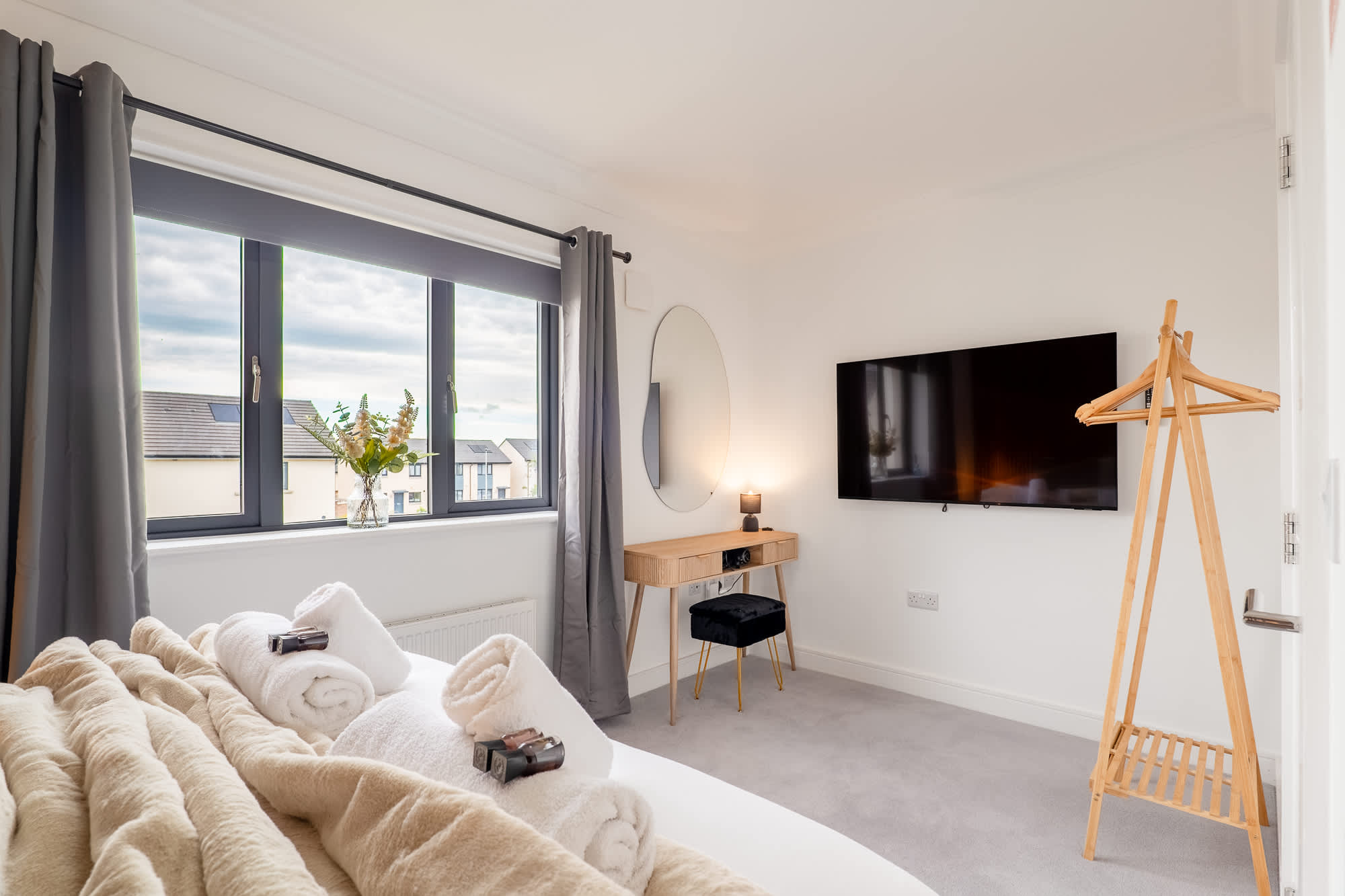 Hot Tub - Parking - Edinburgh Shawfair-Nr Hospital in Dunderhall EH22 - Property image 16 - VivreStays