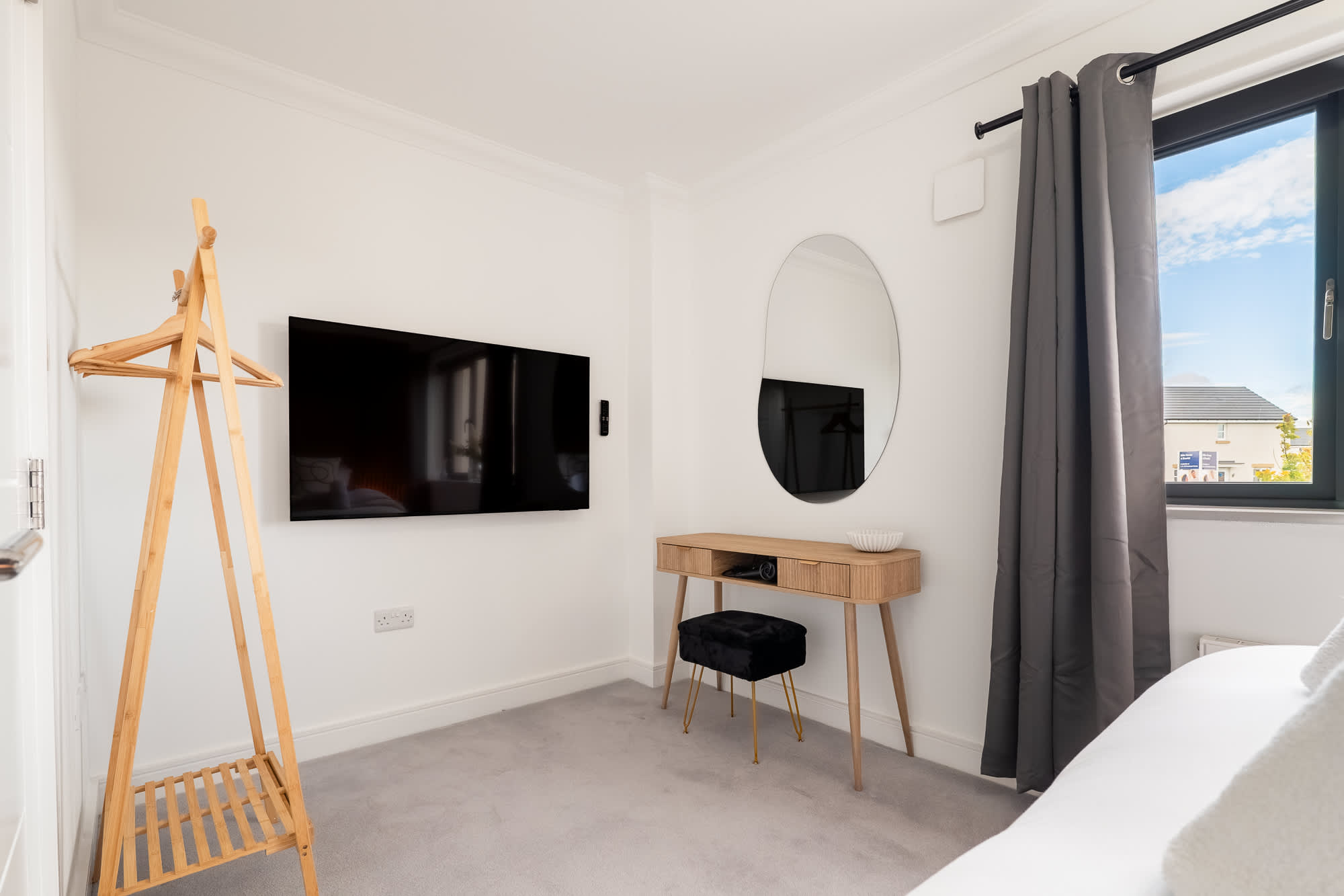 Hot Tub - Parking - Edinburgh Shawfair-Nr Hospital in Dunderhall EH22 - Property image 15 - VivreStays
