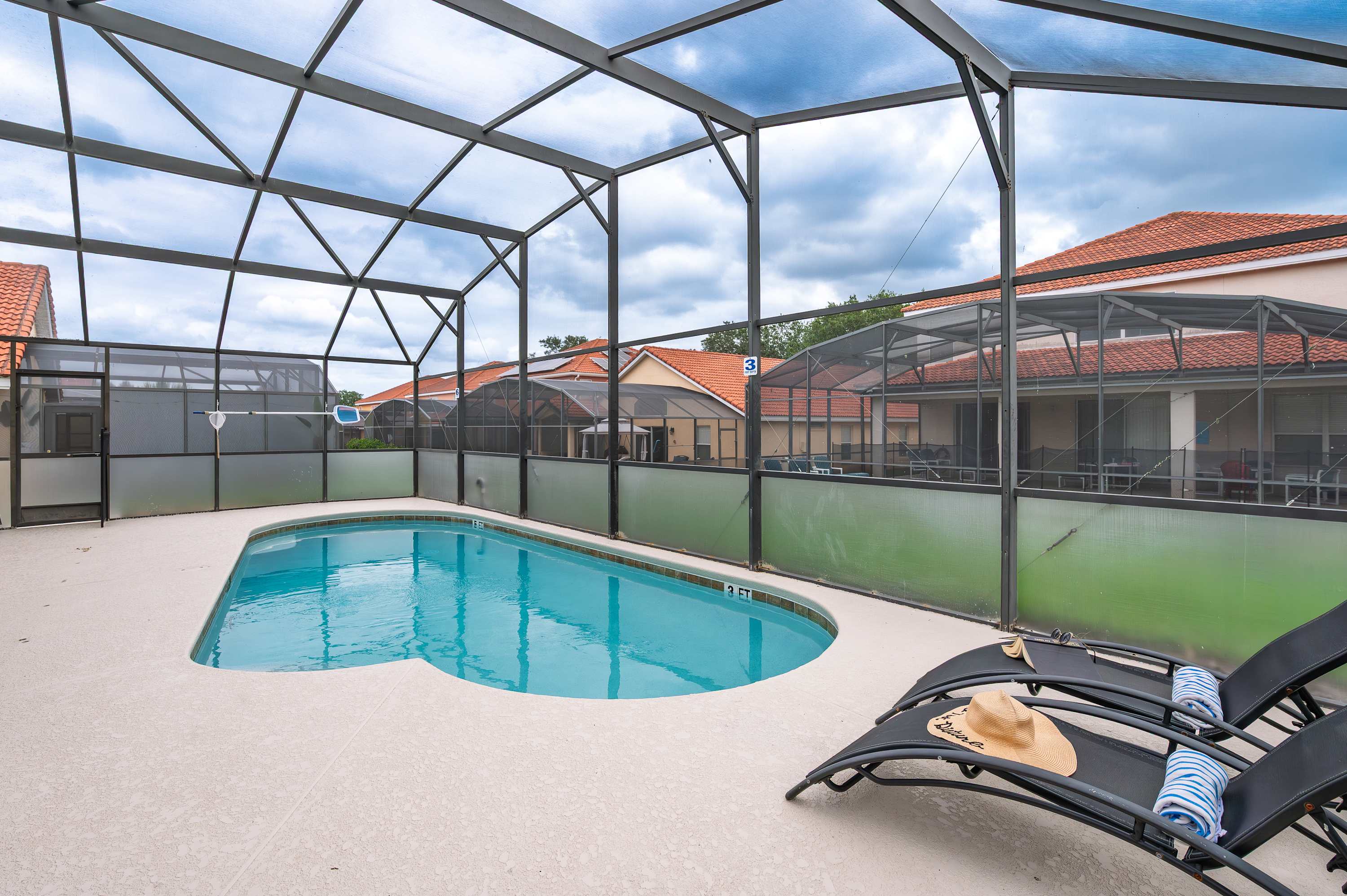 4BR family home w/ pool & hot tub