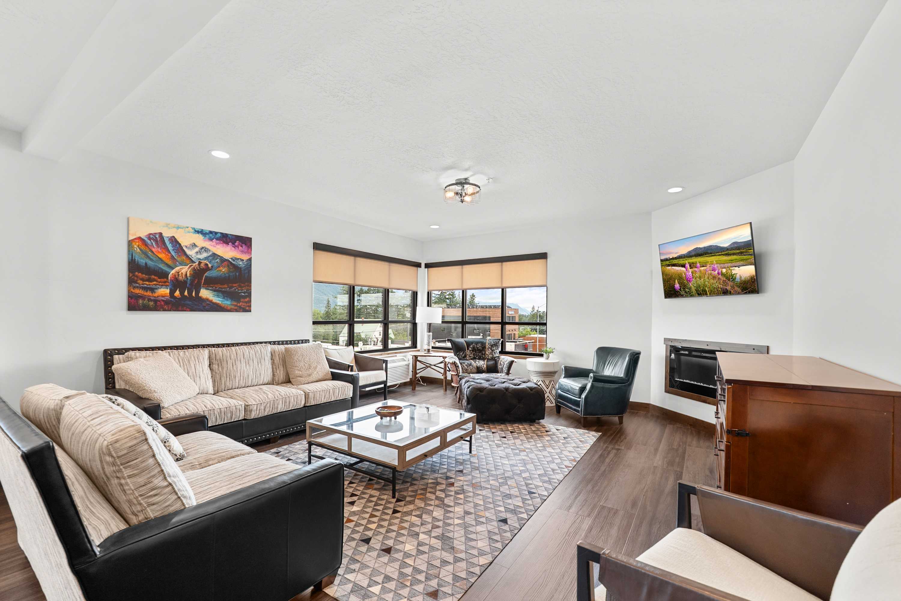 Downtown Penthouse Condo – For 6! | Photo 1