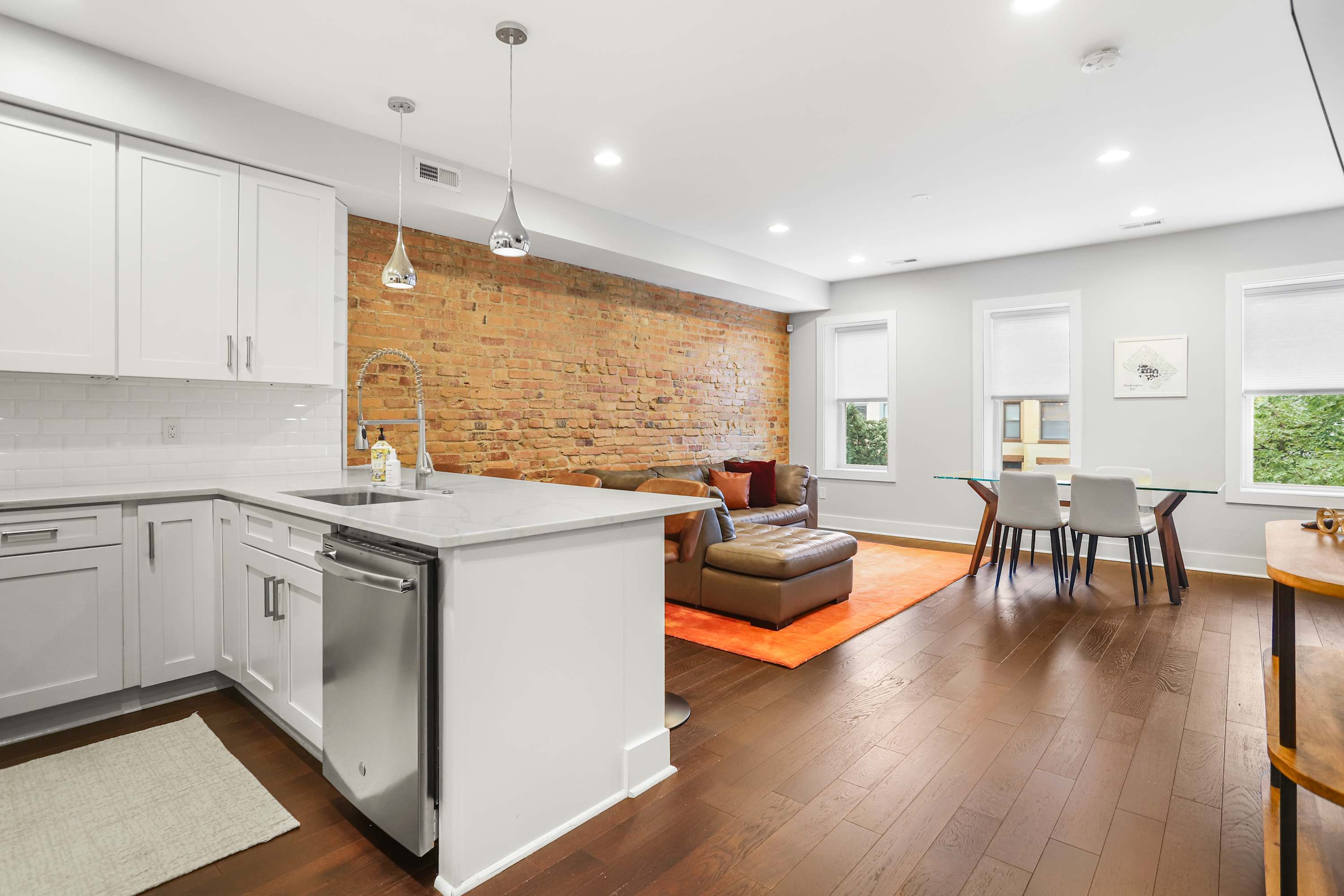 Sojourn Sleek 3BD in the Heart of Capitol Hill 2