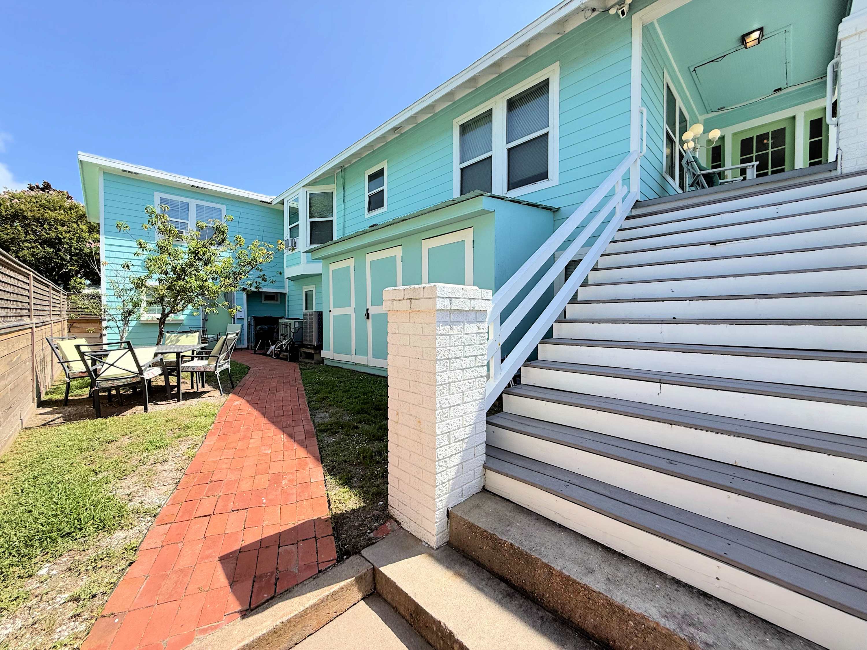 Blue Turtle Vintage Island Charm in Midtown | Photo 2