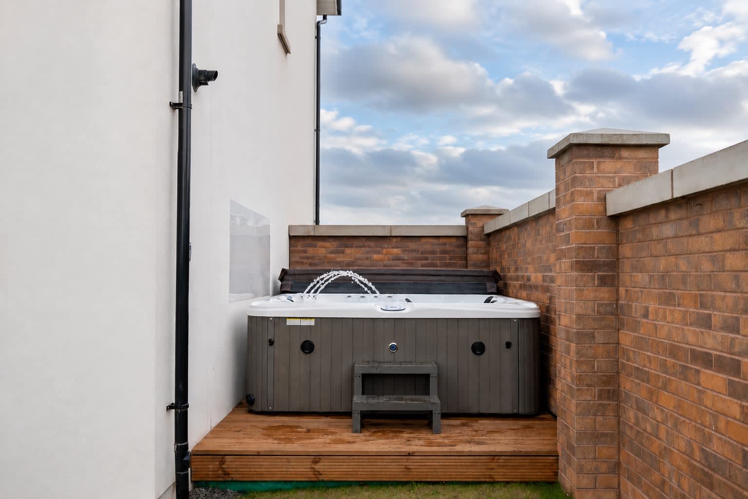 Hot Tub - Parking - Edinburgh Shawfair-Nr Hospital in Dunderhall EH22 - Property image 2 - VivreStays