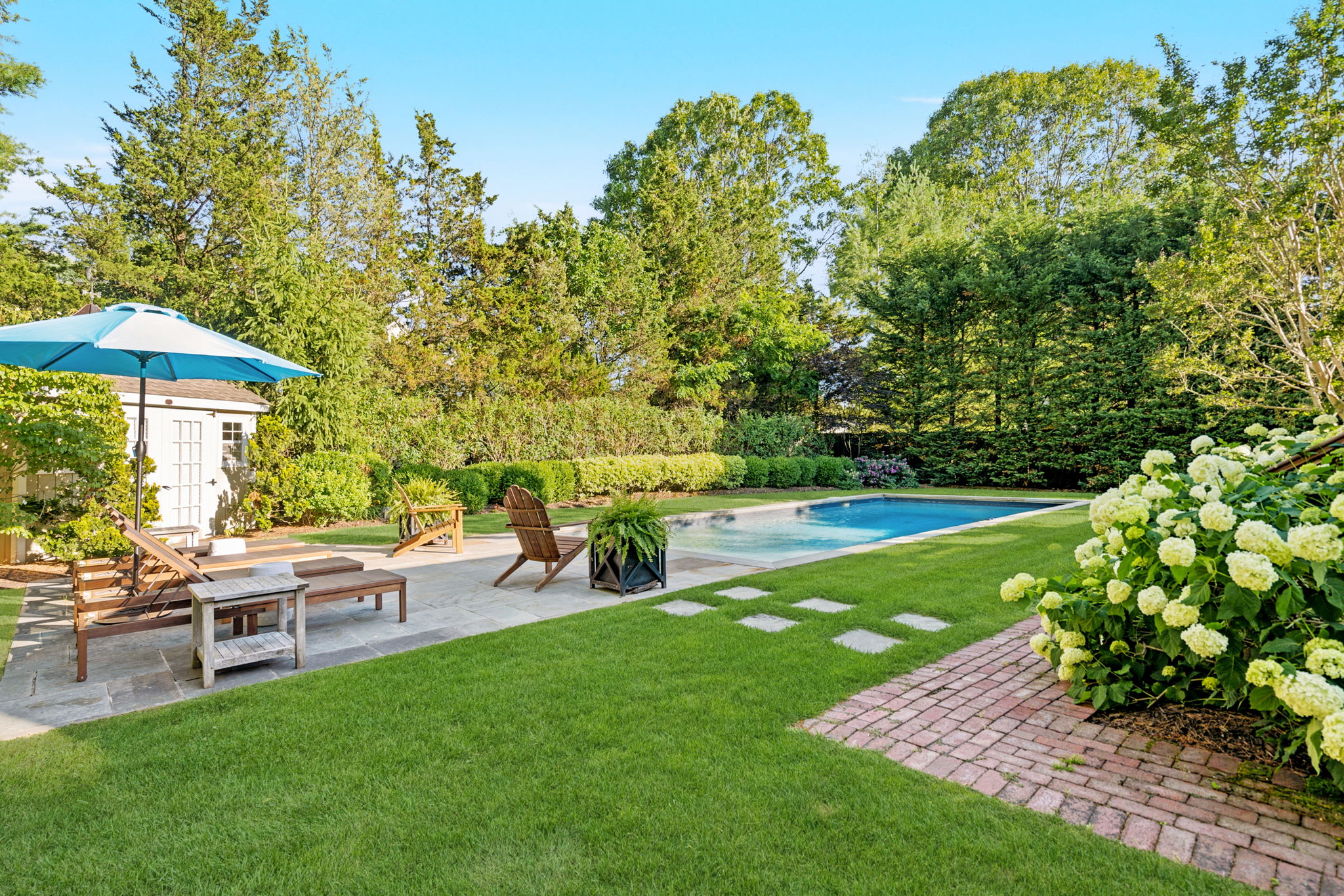 Cedar-shake Cottage, Heated pool and Gardens