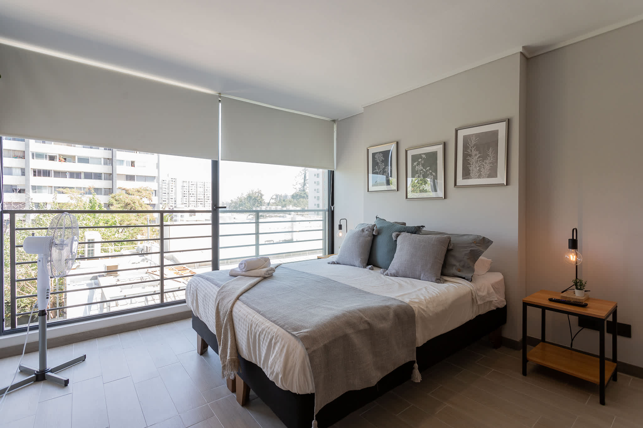 Relax in this cozy studio with a stunning city view, perfect for a peaceful getaway in the heart of Chile.
