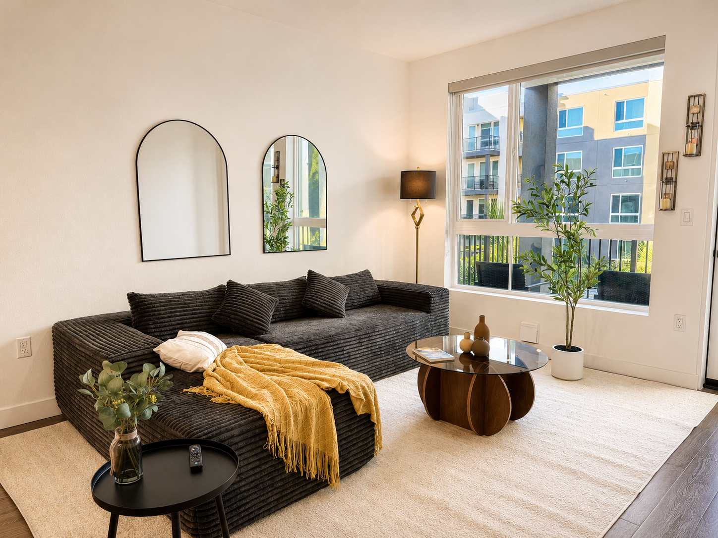 Bright Apt 10 Min to Disneyland w/ Pool & Gym
