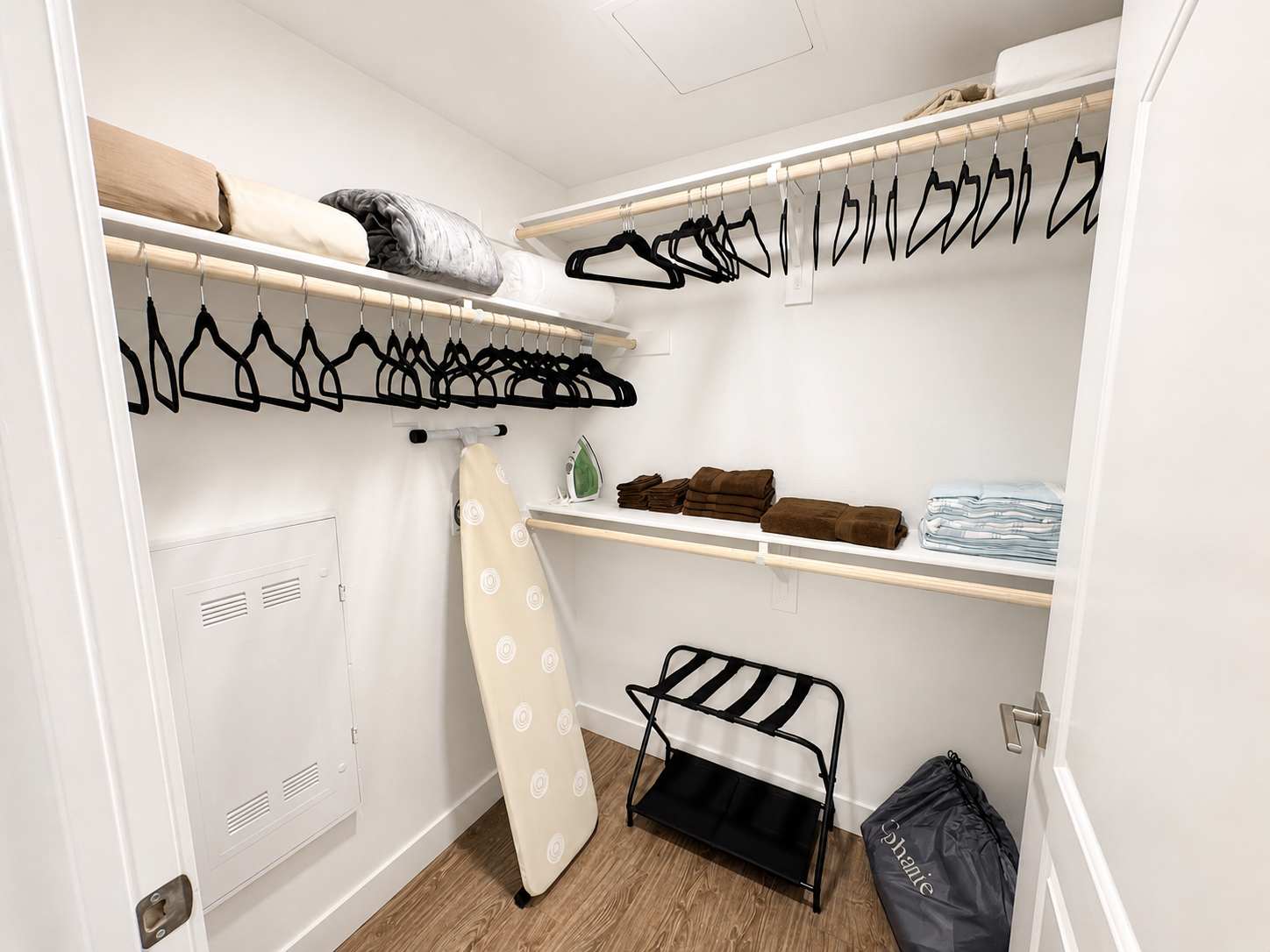 Bright Apt 10 Min to Disneyland w/ Pool & Gym
