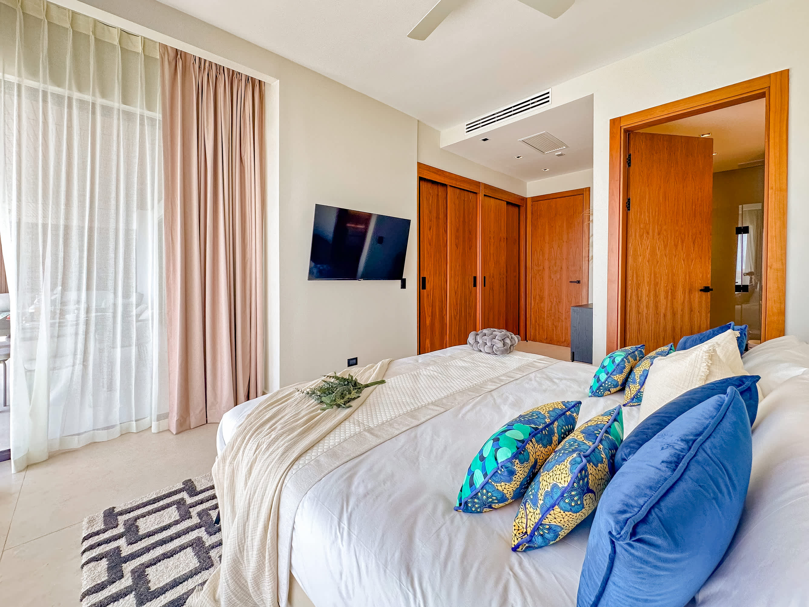 Fantastic new Penthouse w/ private rooftop and BBQ
