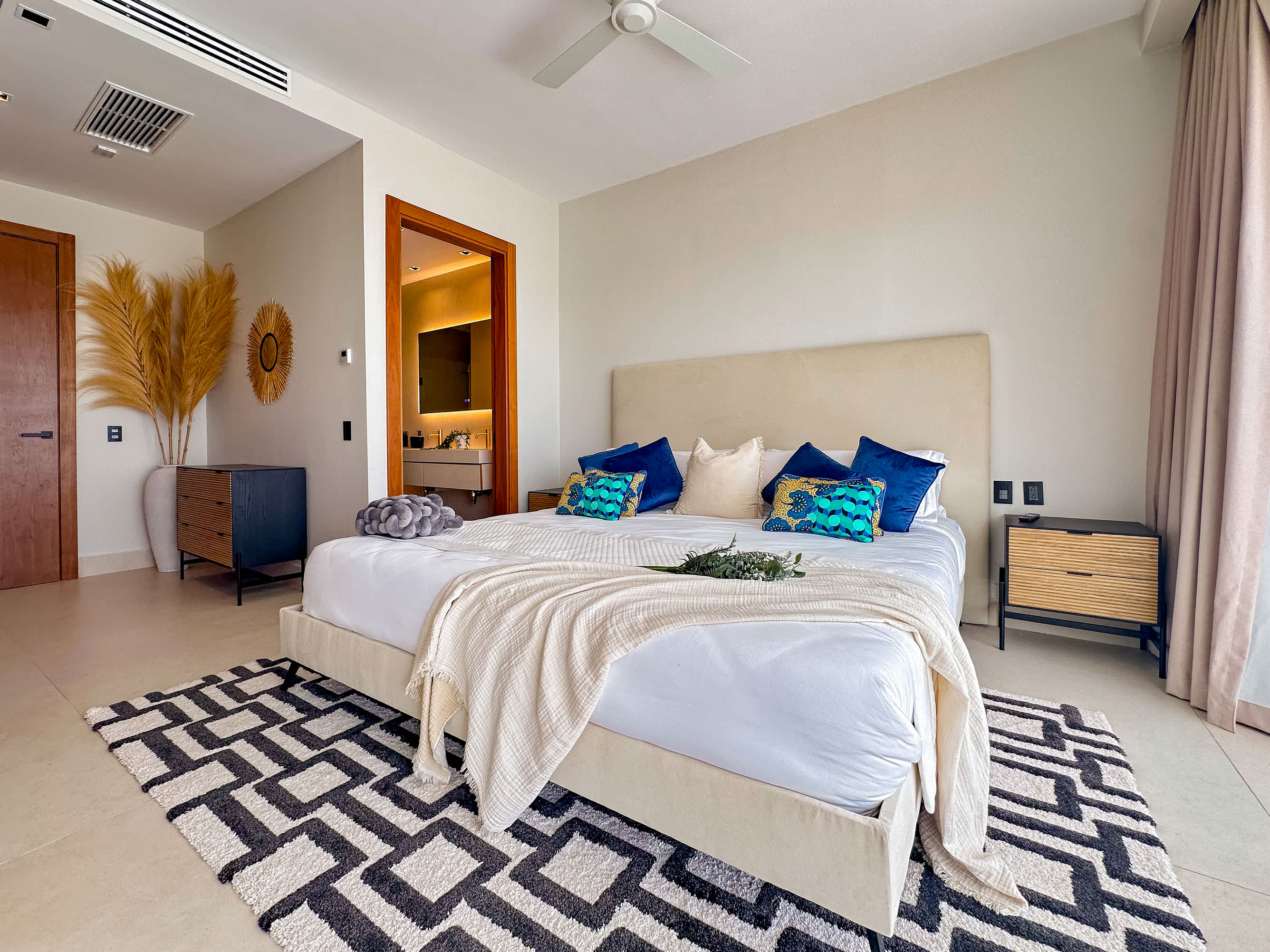 Fantastic new Penthouse w/ private rooftop and BBQ