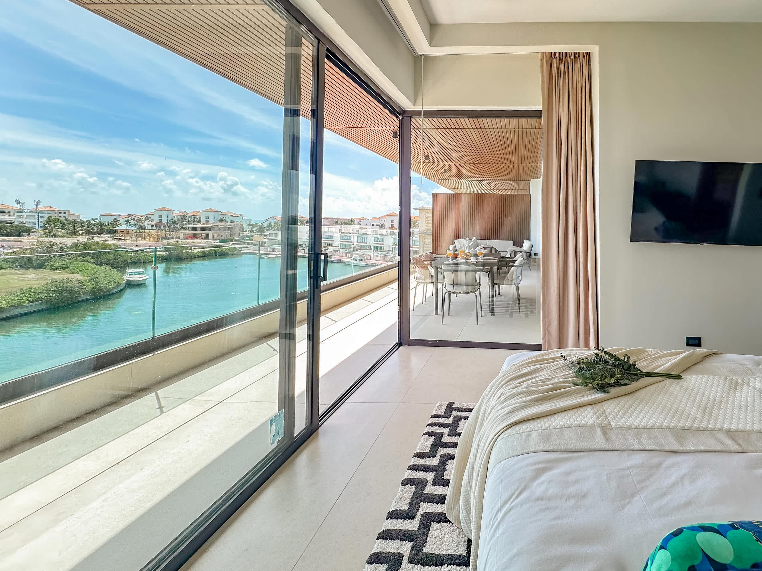 Fantastic new Penthouse w/ private rooftop and BBQ
