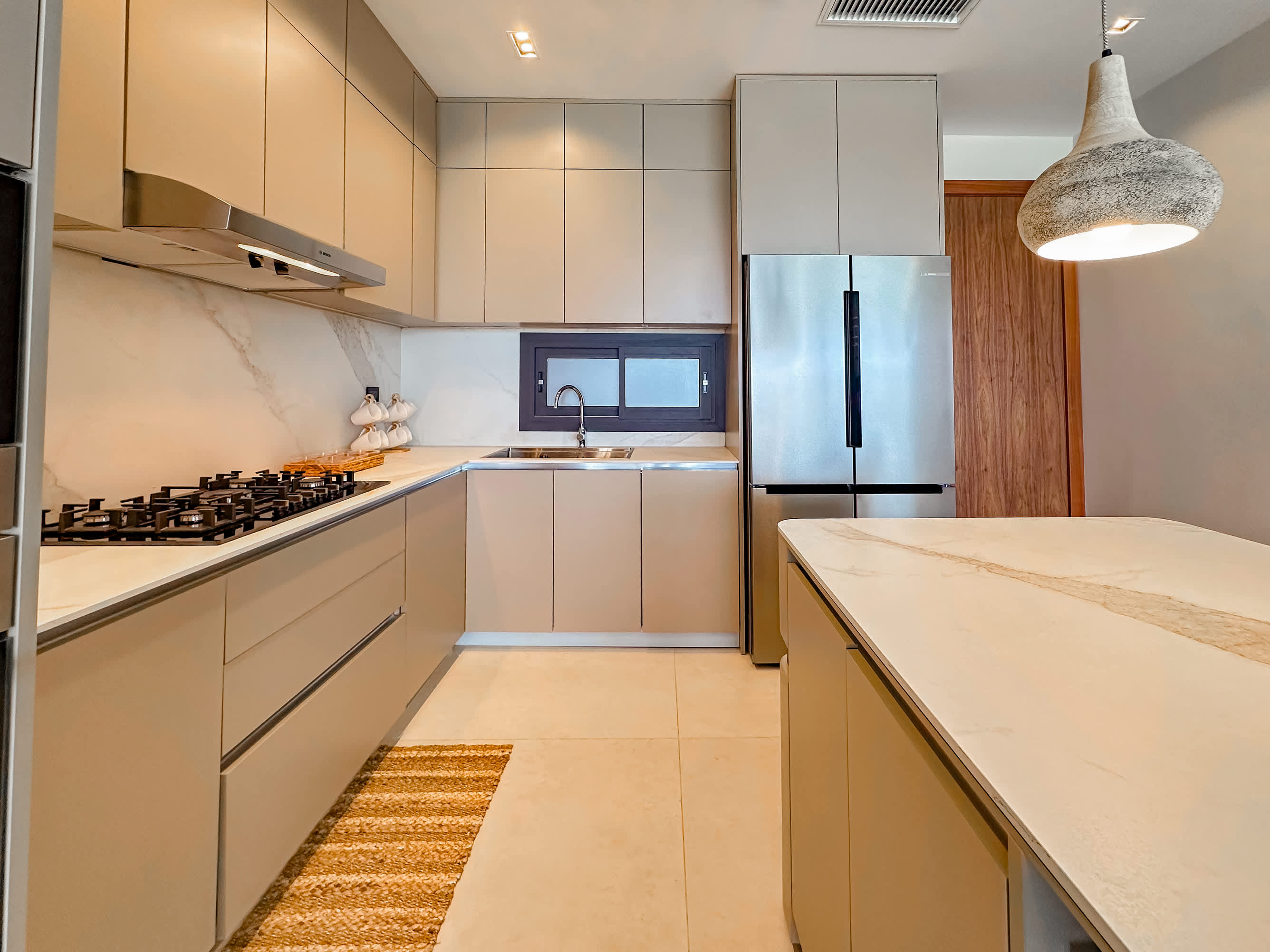 Fantastic new Penthouse w/ private rooftop and BBQ