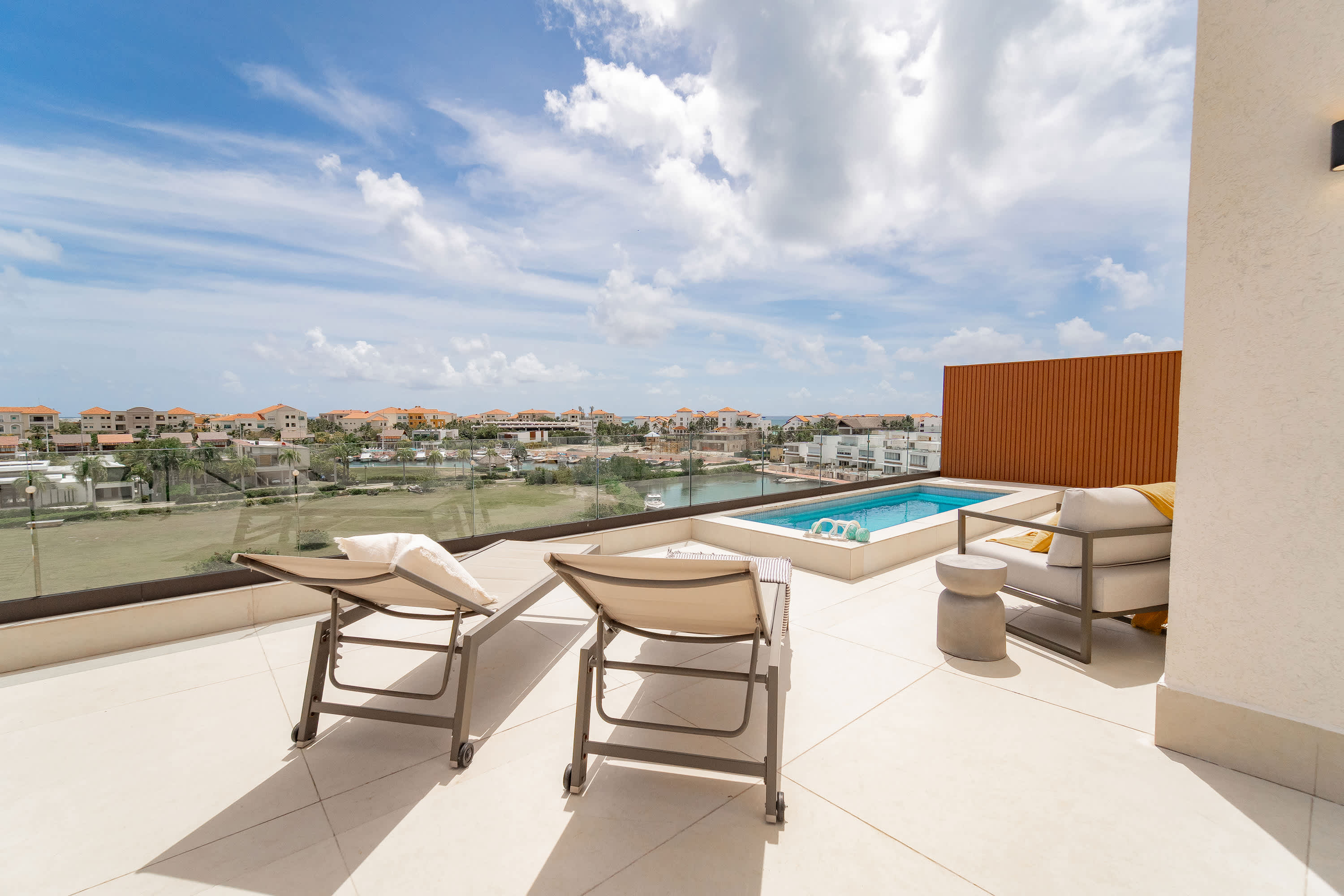 Fantastic new Penthouse w/ private rooftop and BBQ