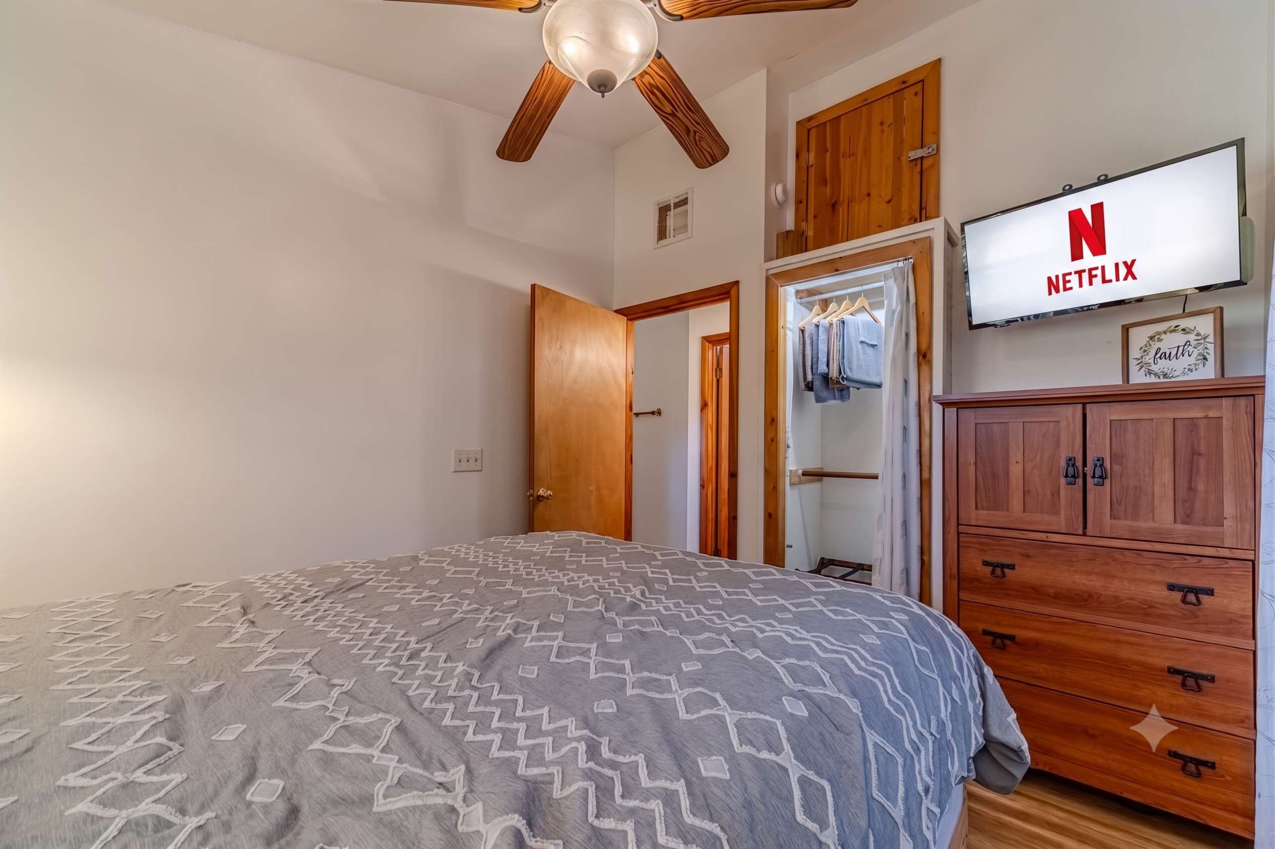 WANDERLUST - CHARMING MOUNTAIN CABIN W/ HOT TUB