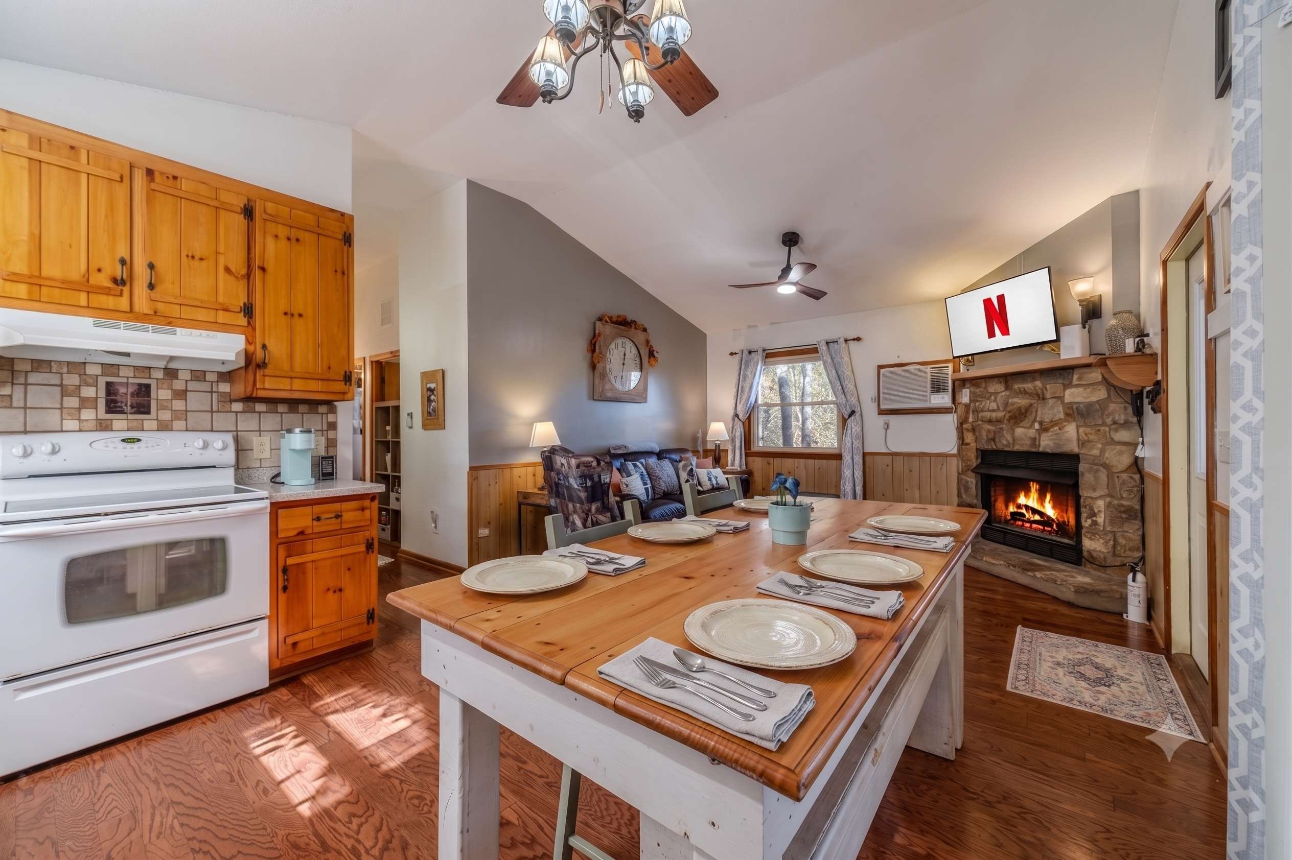 WANDERLUST - CHARMING MOUNTAIN CABIN W/ HOT TUB